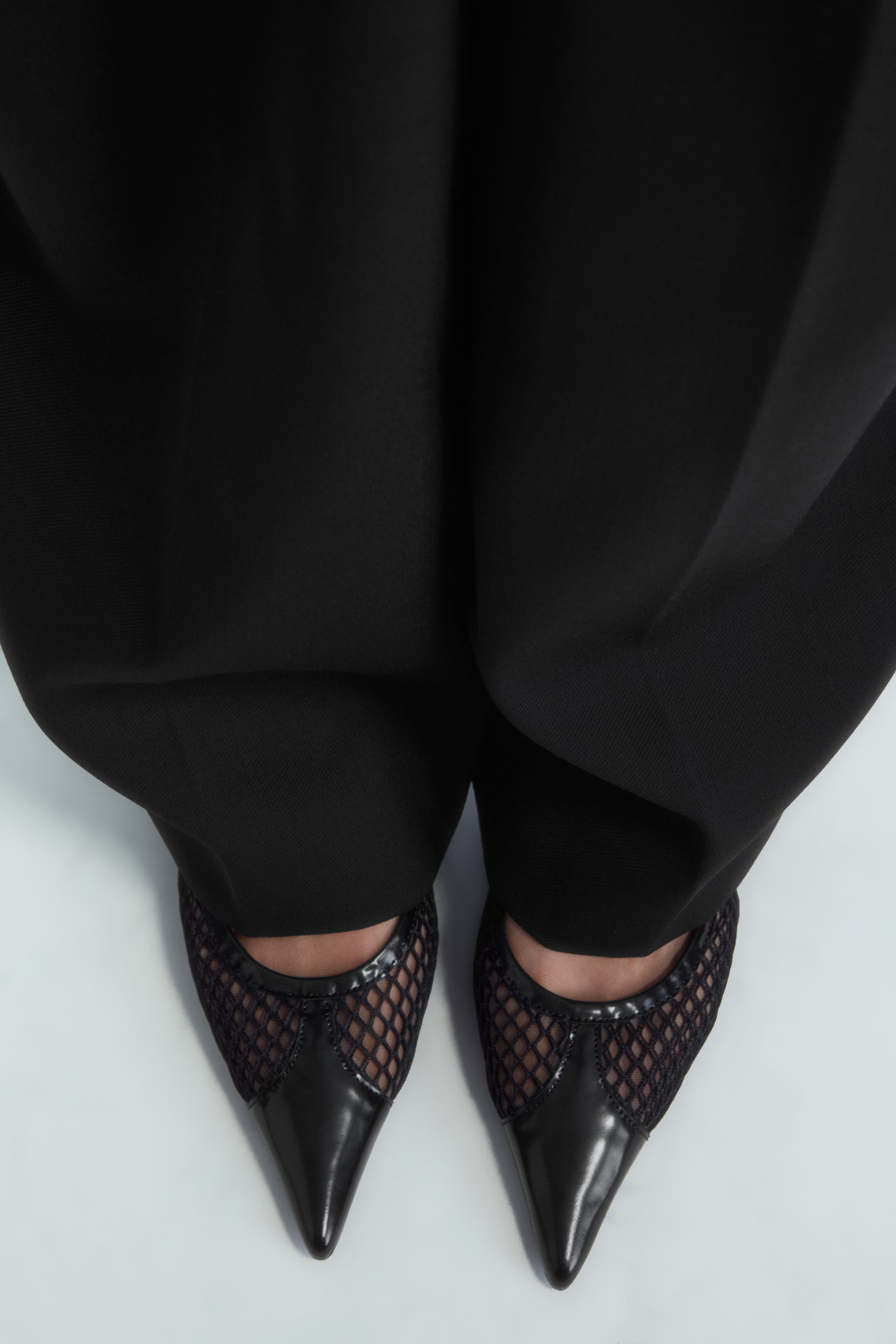 ESCARPINS SLINGBACK POINTUS PETIT TALON DÉTAIL MESH - NOIR | COS (EU)