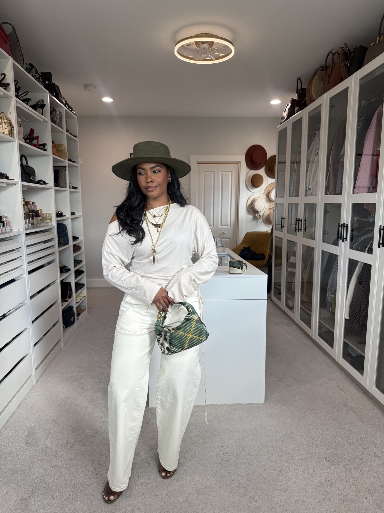 top: M (tts)
jeans: 12 (runs small - normally an 8)
fedora & jewelry is www.shoplivinfearless.com 

 