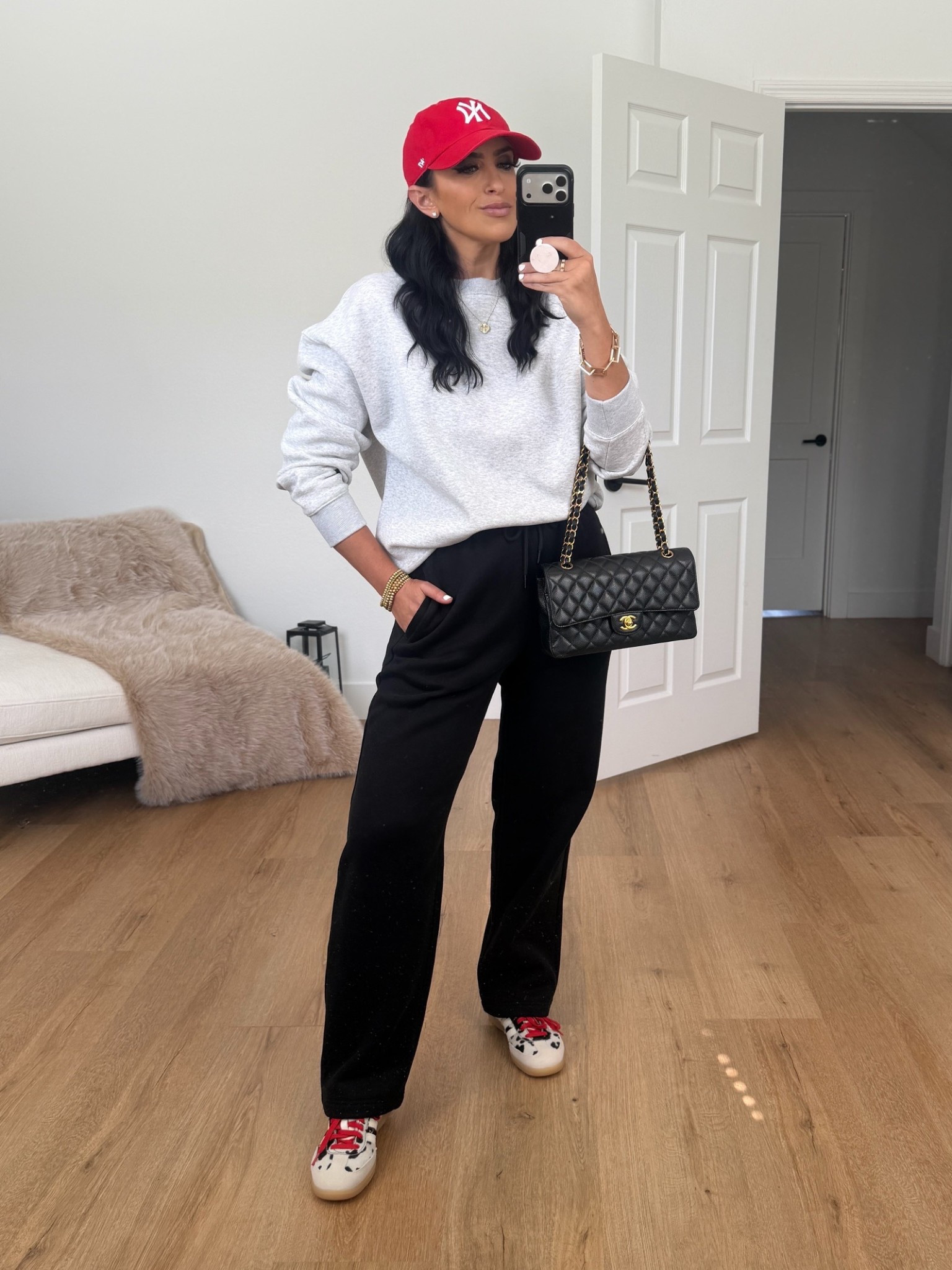 Quince Everyday Fleece Crew wearing size small only $39 Quince Everyday Fleece Straight Leg Sweatpants wearing size small only $39. 
