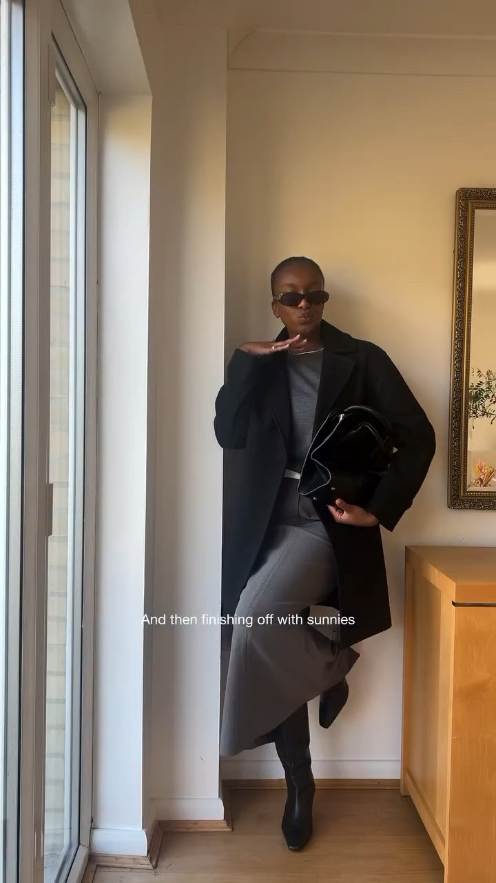 Day 18/ 30🖤 and we’re doing another CBK look because of course, with some new pieces from @marksandspencerstyle A/W collection which is giving 90’s minimal chic so of course I’m obsessed! Also what do we think of the grey and brown colour combination🖤 AD #MyMarks @marksandspencer @marksandspencerstyle