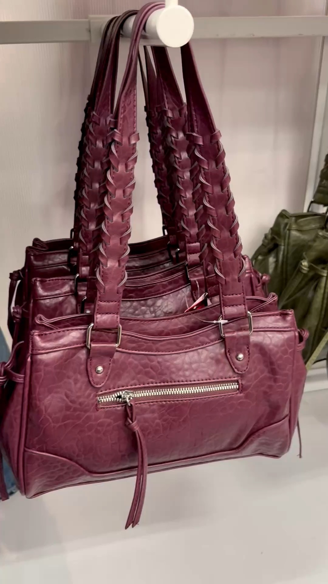This bag is perfect for fall. 🍇
