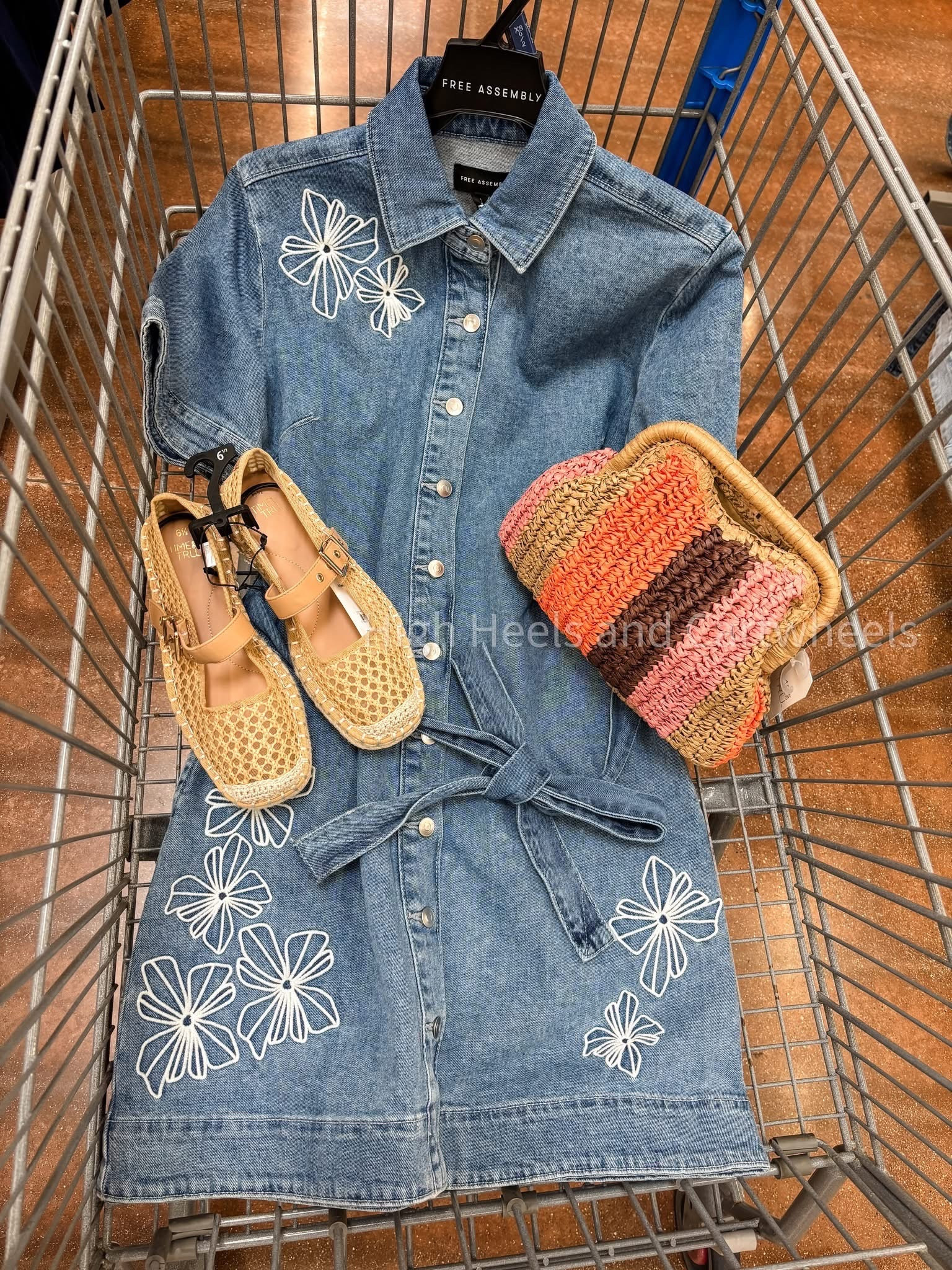 This dress is SO adorable!