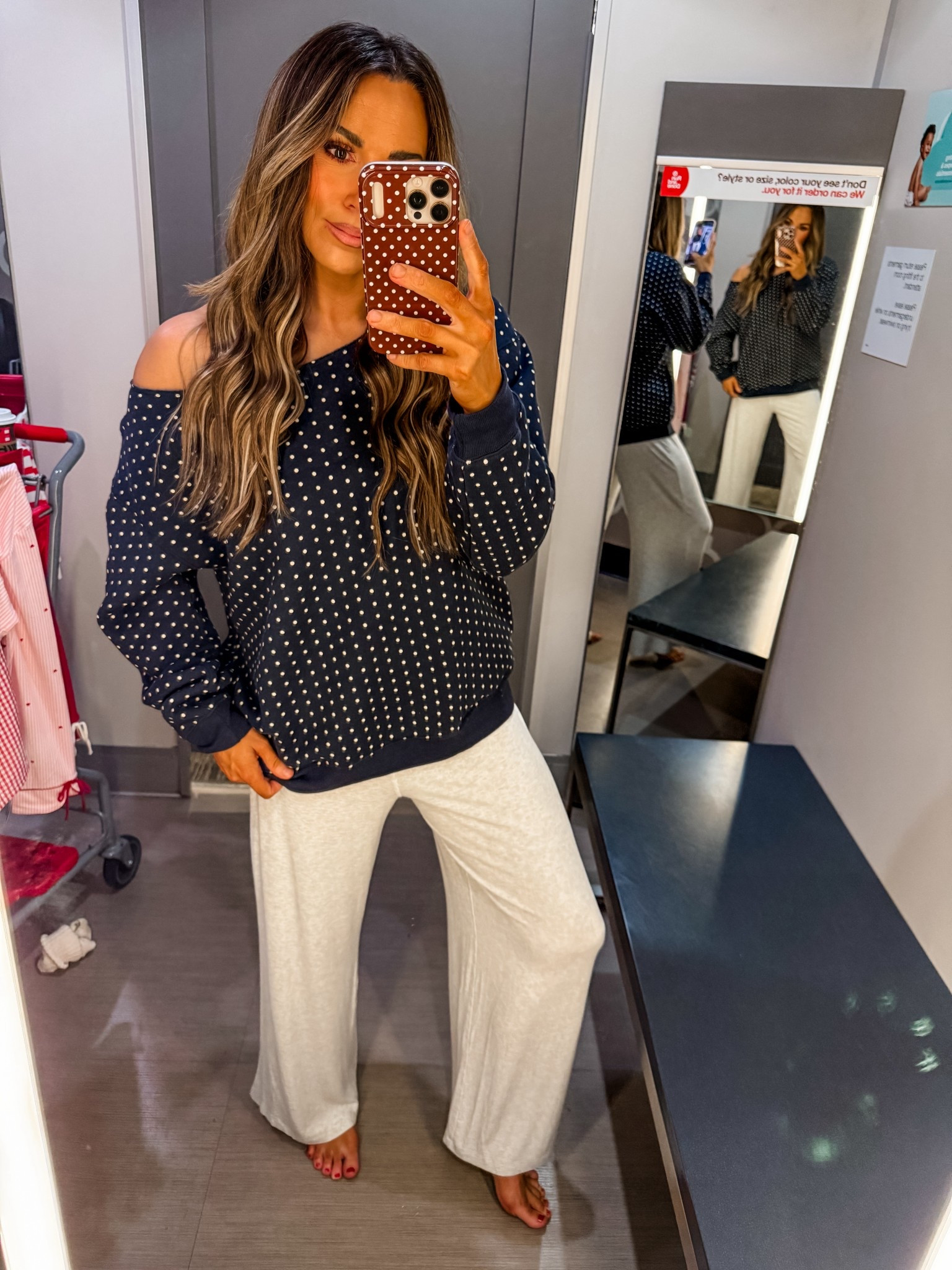 Size medium in this off the shoulder top has pockets 

#LTKOver40 #LTKSaleAlert #LTKFindsUnder50