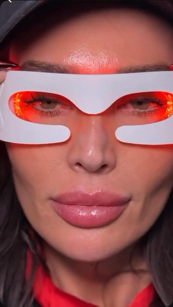 Meet Red Light Girl 🚨🎃

 @solaris 

Happy Halloween everyone! 😂 thank you for letting me be goofy today! My girls and I had so much fun making this together!

#redlighttherapy #halloweencostume #wellnesstok #skincareroutine #skincaretips
