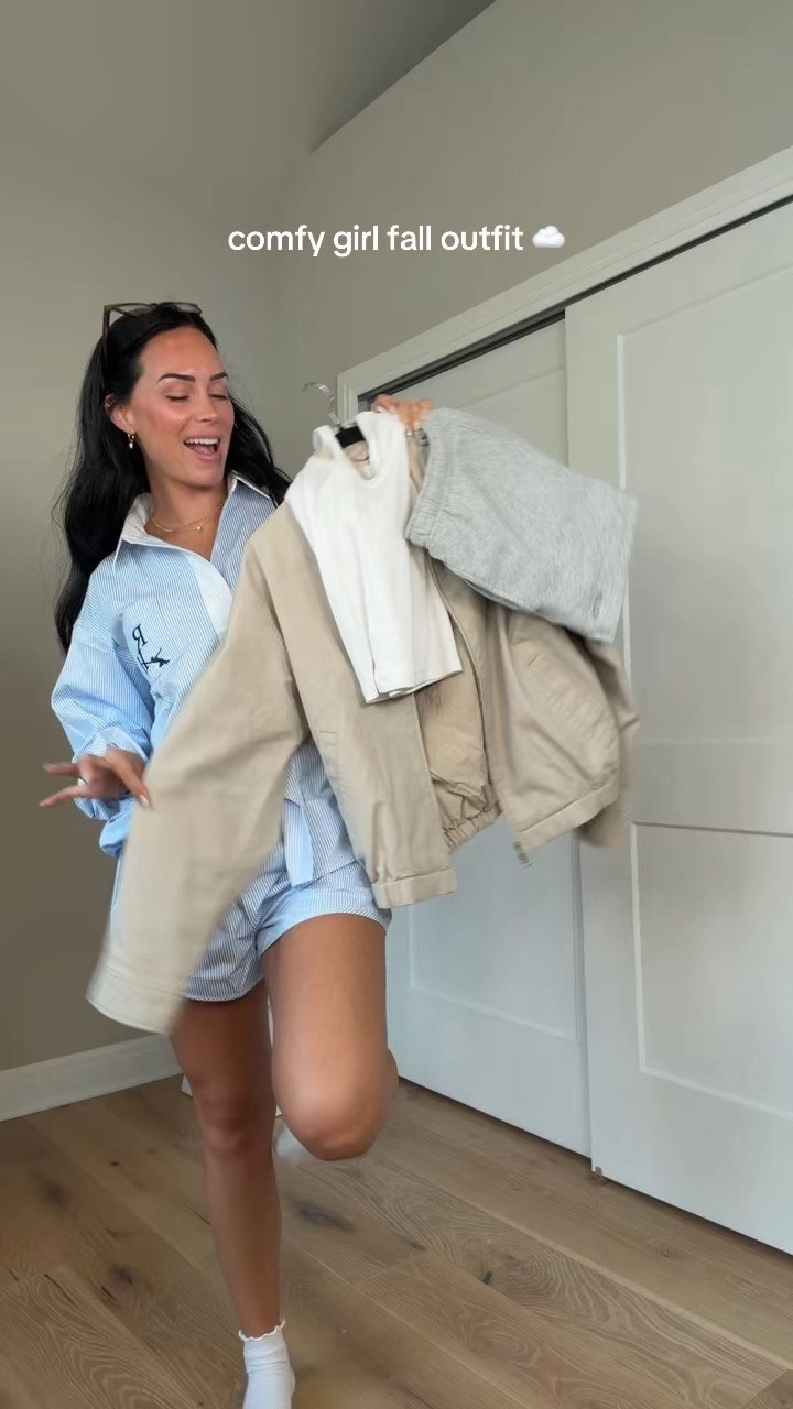 Here’s my favorite way to style sweatshorts for fall 🤎 I’ll have all my outfit details linked on my LTK! 

My sizing: 5’7”, 145 lbs, 32DD
Top: size smalls, Shorts: size medium

#falloutfit #comfyoutfit #casualstyle #aritziaoutfit #outfitinspo fall outfit inspo, sweatshirt outfit, casual fall style, cozy fall outfit, fall wardrobe staples, everyday outfit inspo, neutral fall style @Aritzia