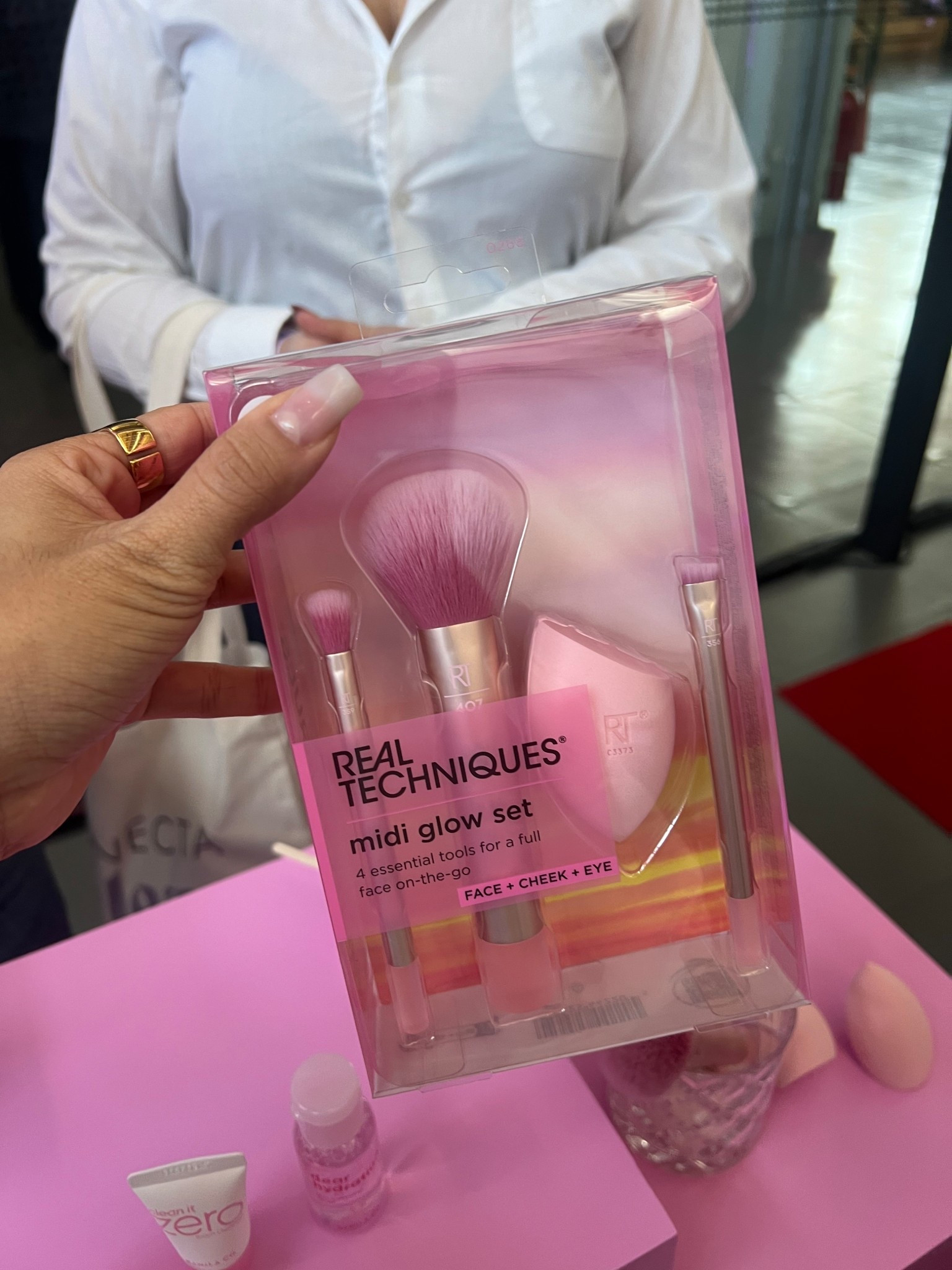 Kit Real Techniques Midi Glow Set Sunrise

Kit com pincéis de maquiagem para multifuncionalidades. Maquiagem de alta performance com acabamento impecável.

#LTKpromo #LTKbrasil #LTKbeleza