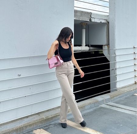 Jean/ pant szn slowing coming back... @abercrombie
#babyyyliwears @amazonfashion top and purse, thrifted heels, @urbanoutfitters rosette choker and @abercrombie jeans
#abercrombiestyle #abercrombieandfitch #abercrombie #amazonstyle #uoonme #rosettes