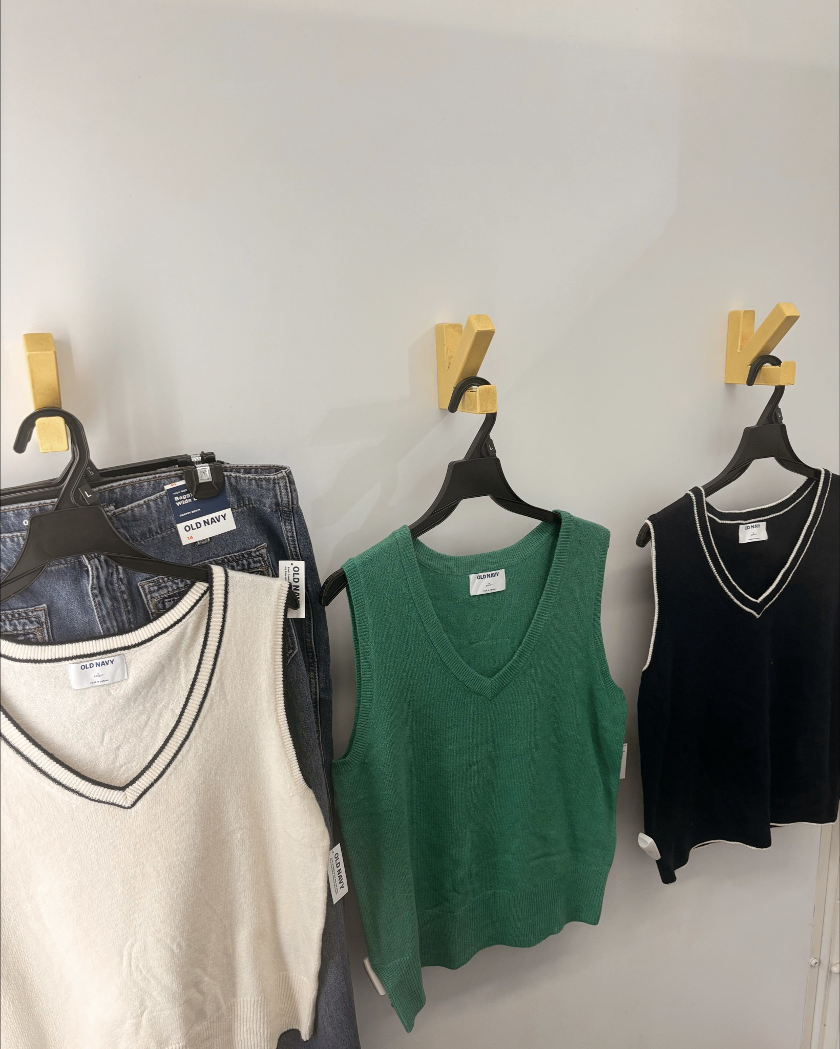 these @oldnavy vests have me in a chokehold!! I snagged the jeans & the white vest when I was in store but I’m thinking I need the green too!? 



#LTKFamily #LTKStyleTip #LTKFindsUnder50