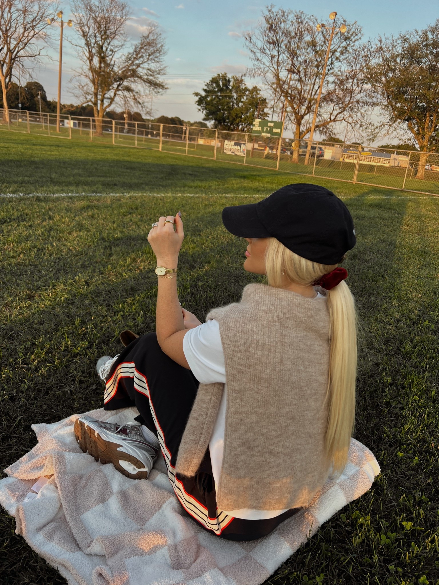 Petite friendly track pants💙 easy & comfy mom outfit- wearing XS in everything | aritzia thesis pants | sports mom outfit 

#LTKmomlife #LTKootd #LTKPetite