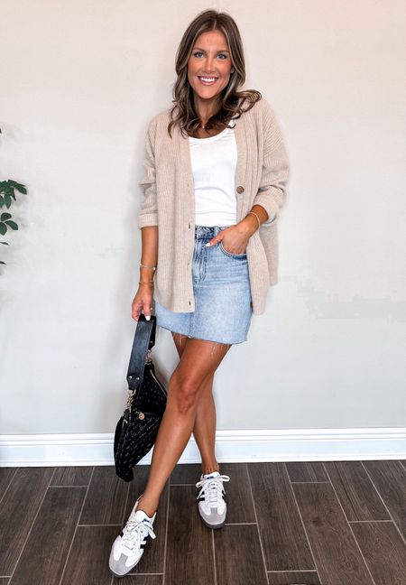 Denim skirt outfit


mini skirt  casual spring outfit  Clare v bag  woven puffy bag  samba sneakers  cardigan  spring outfit  everyday look 

#LTKshoecrush #LTKstyletip #LTKSeasonal