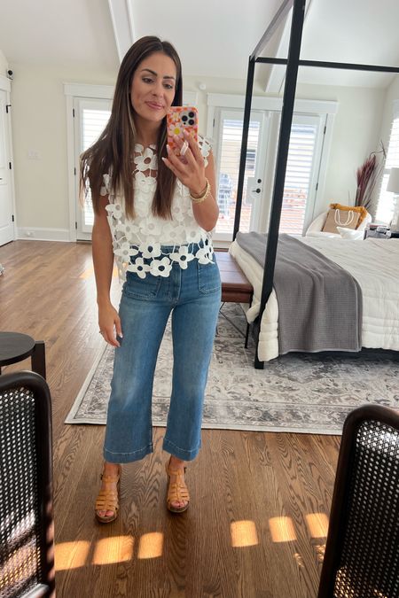 THESE DENIM PANTS 🙌🏻🙌🏻🙌🏻 wearing a size 0/25 I also have them in black. SO good! stretchy and comfortable!! Shoes are old but the company name is bonefish