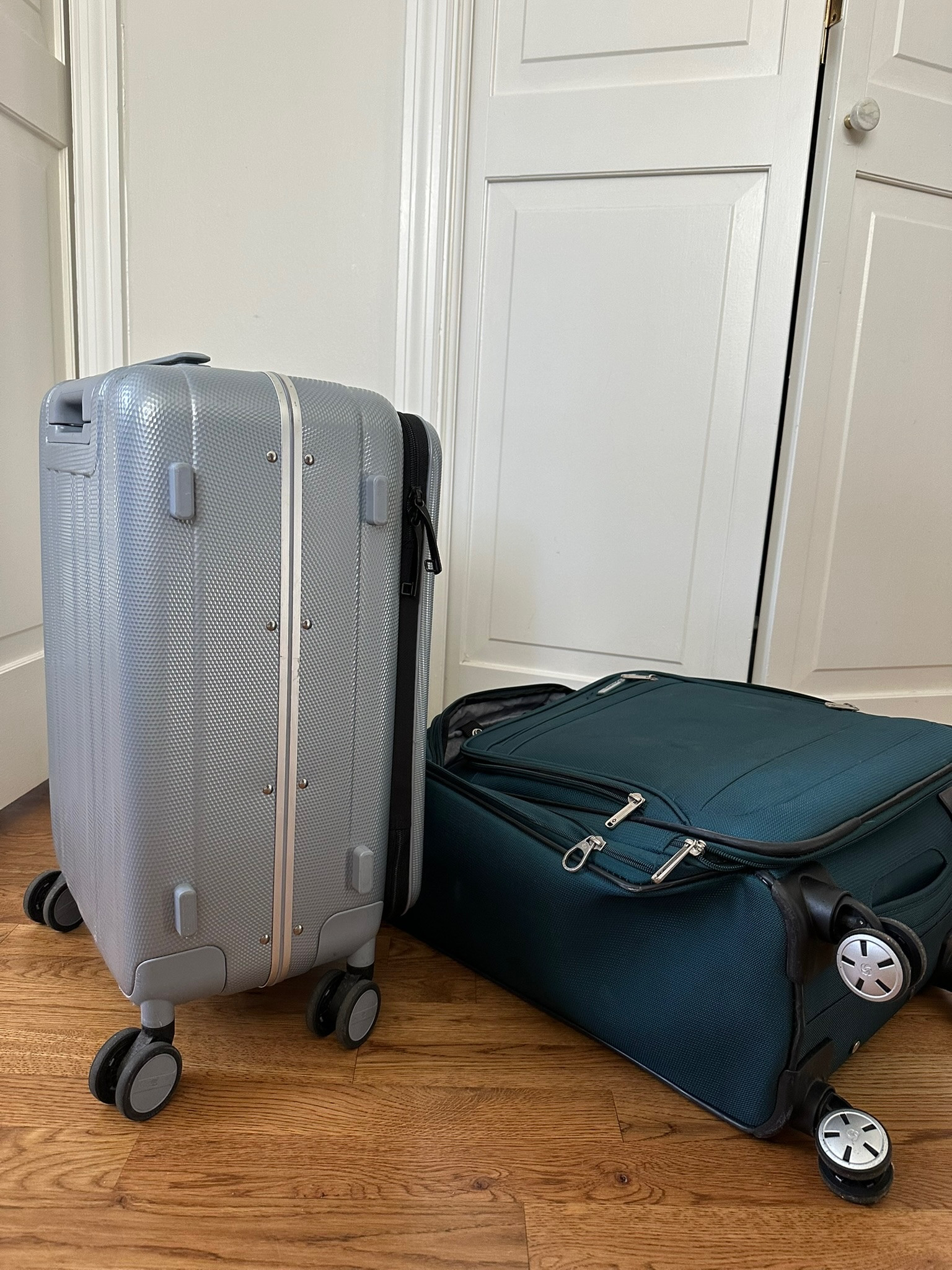 I’ve used Samsonite bags in the past, but I’ve noticed that this Amazon brand is a bit better. It’s super durable and still looks fantastic. Plus, it’s a good price, and I really like that the opening is on top instead of in the middle—it makes it easier to stuff things inside. And get this, it even has a cup holder! 🤝

#LTKTravel