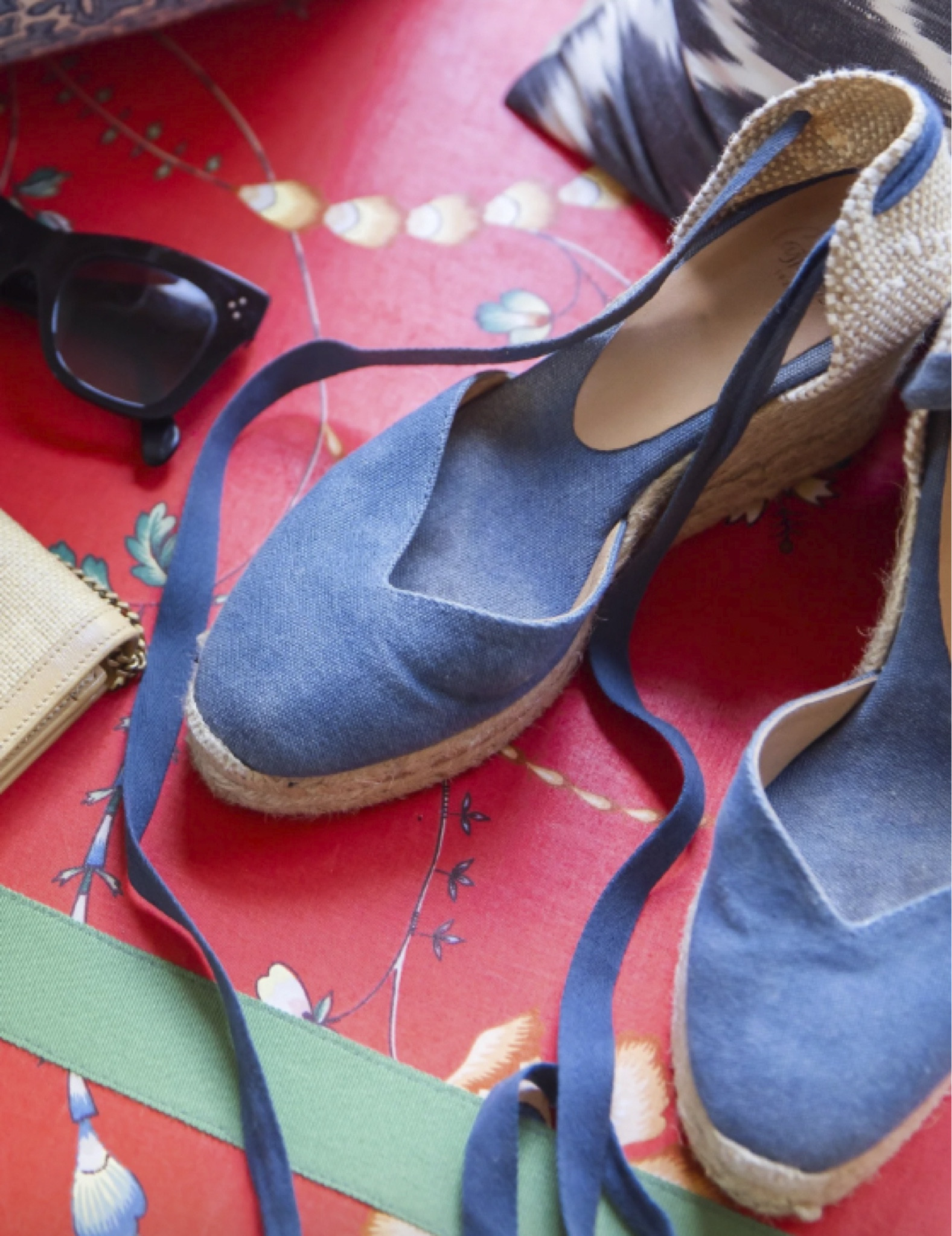 Our go-to espadrilles are on sale during the @saks friends and family sale, so it’s the perfect time to get a jump start on shopping for springtime and sunny getaways! ☀️ #saks #sakspartner