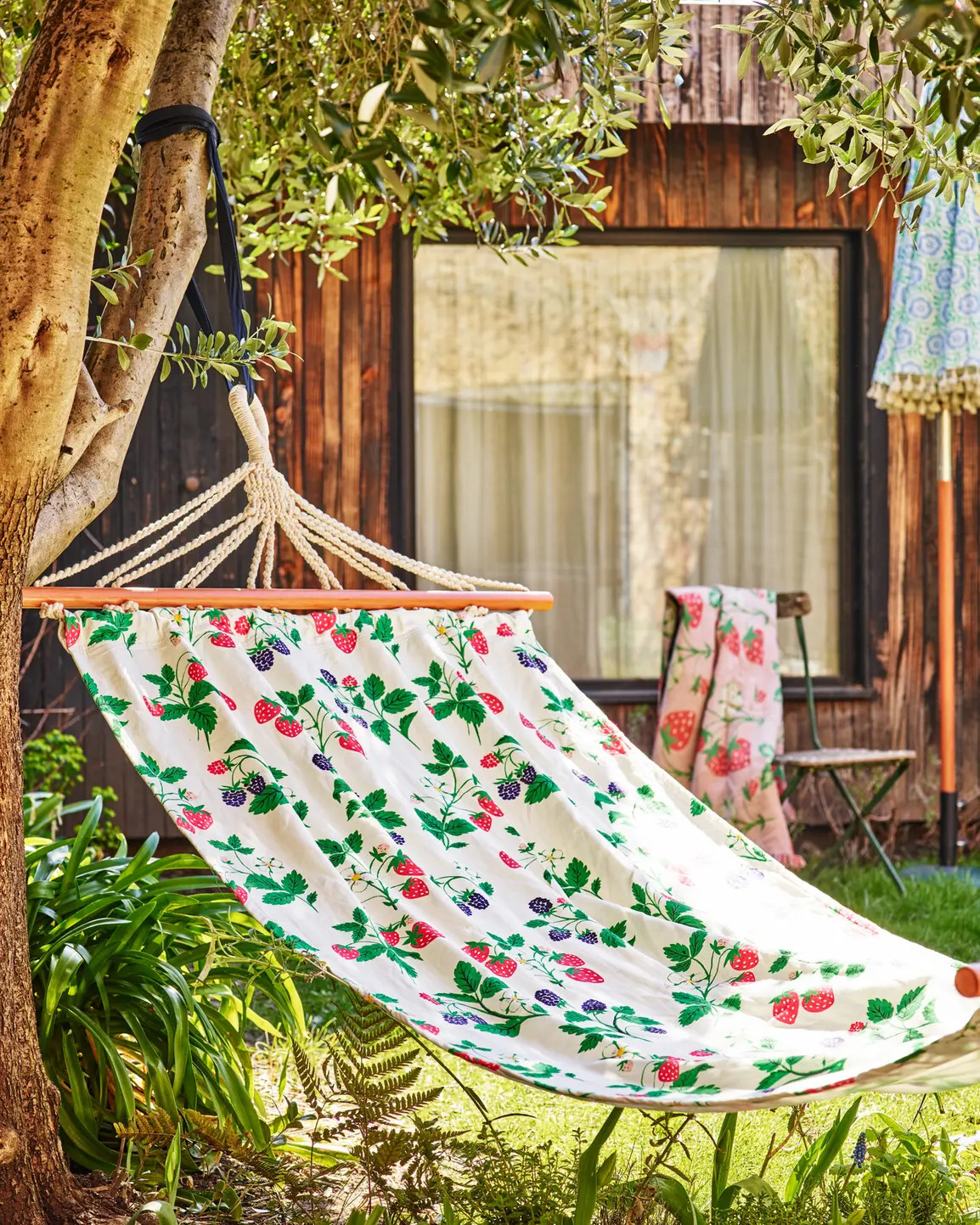Strawberry White Garden Hammock | Oliver Bonas | Oliver Bonas (Global)