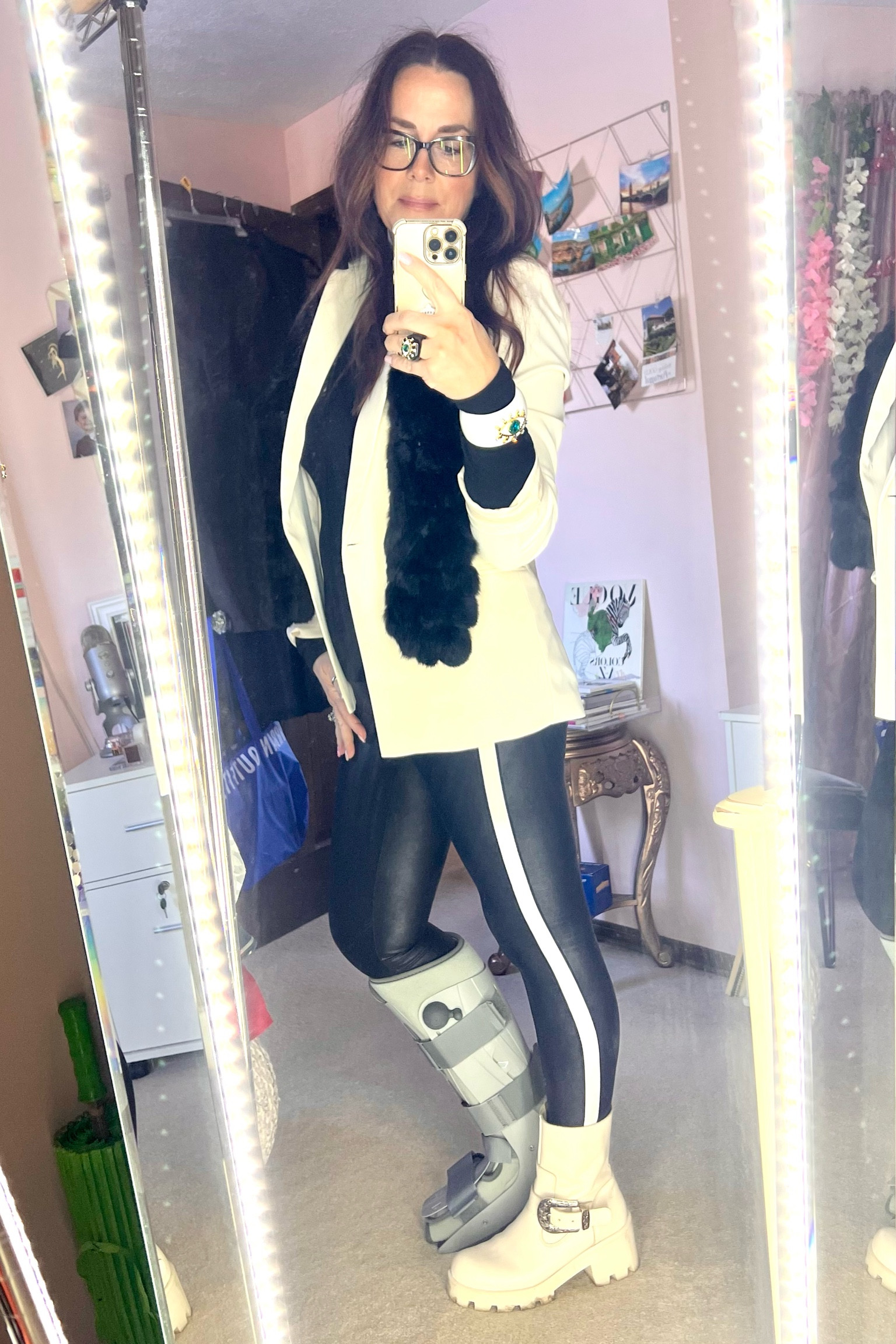 Dressing around a cast is a BUMMER, but I’m prioritizing GETTING DRESSED!  Easy combos, wide leg pants, skirts and dresses. More to come but here’s the first look! 

#LTKstyletip #LTKSeasonal