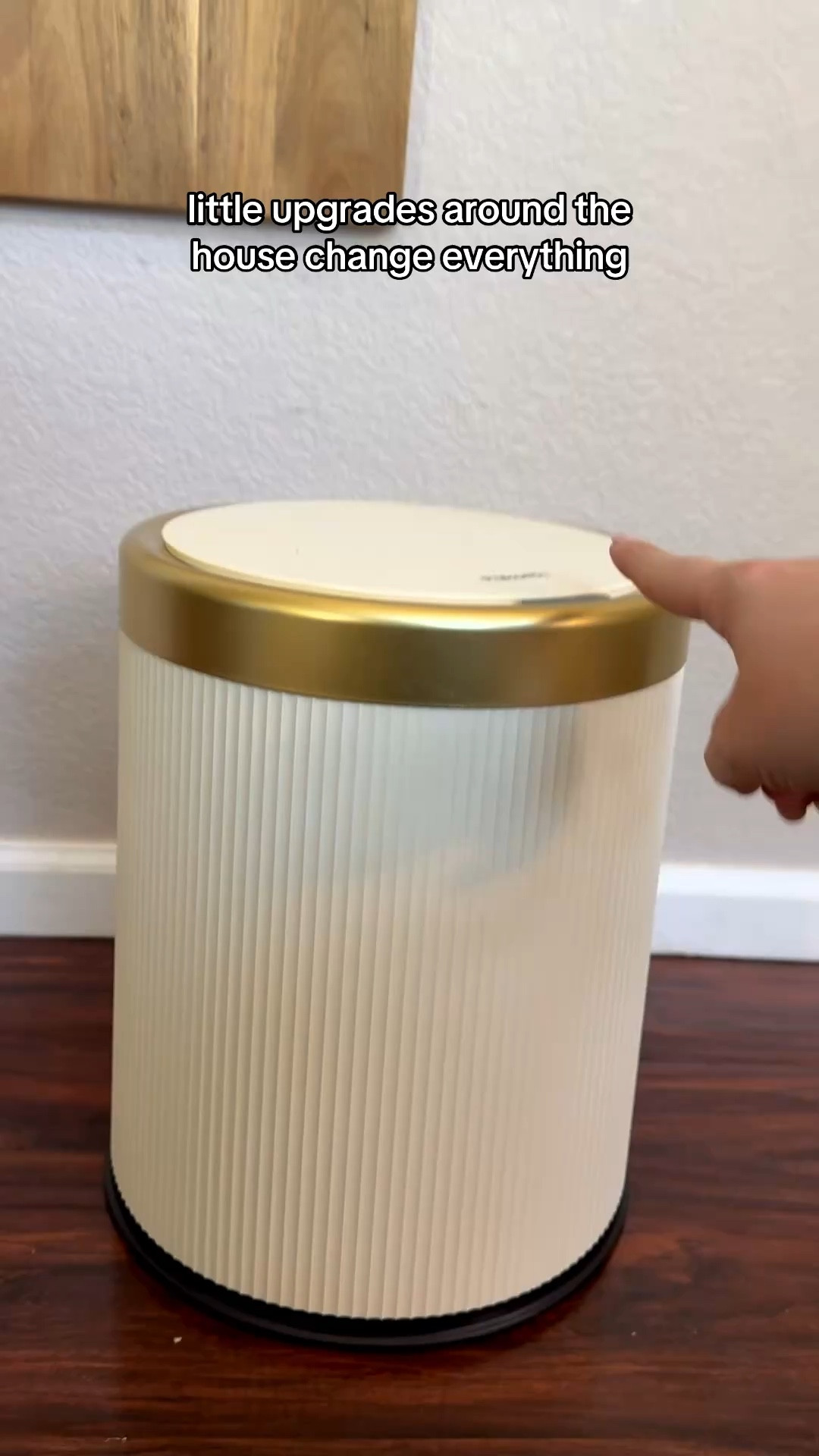 I didn’t think a trash can could make life easier… but the motion sensor lid means no touching messy garbage and it closes itself after a few seconds. Perfect for bathrooms, bedrooms, or anywhere you want a cleaner, hands-free setup.

#LTKSaleAlert #LTKHome #LTKmomlife