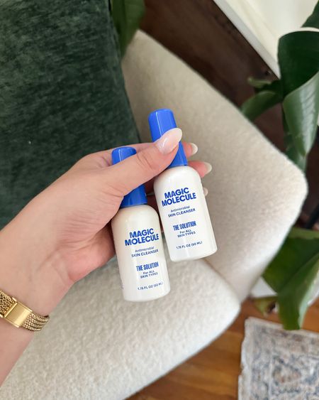 The best all-in-one skin solution 💙 #ad @magicmoleculeinc replaces your facial mist, aloe vera, bug bite relief, toner, antibiotic ointment, acne treatment, and eczema treatment! Made from hypochlorous acid, which is also found naturally in the human body (helps with white blood cell immune response!), it tackles most everyday skin issues helping to heal itself, better and faster.

#LTKbeauty
