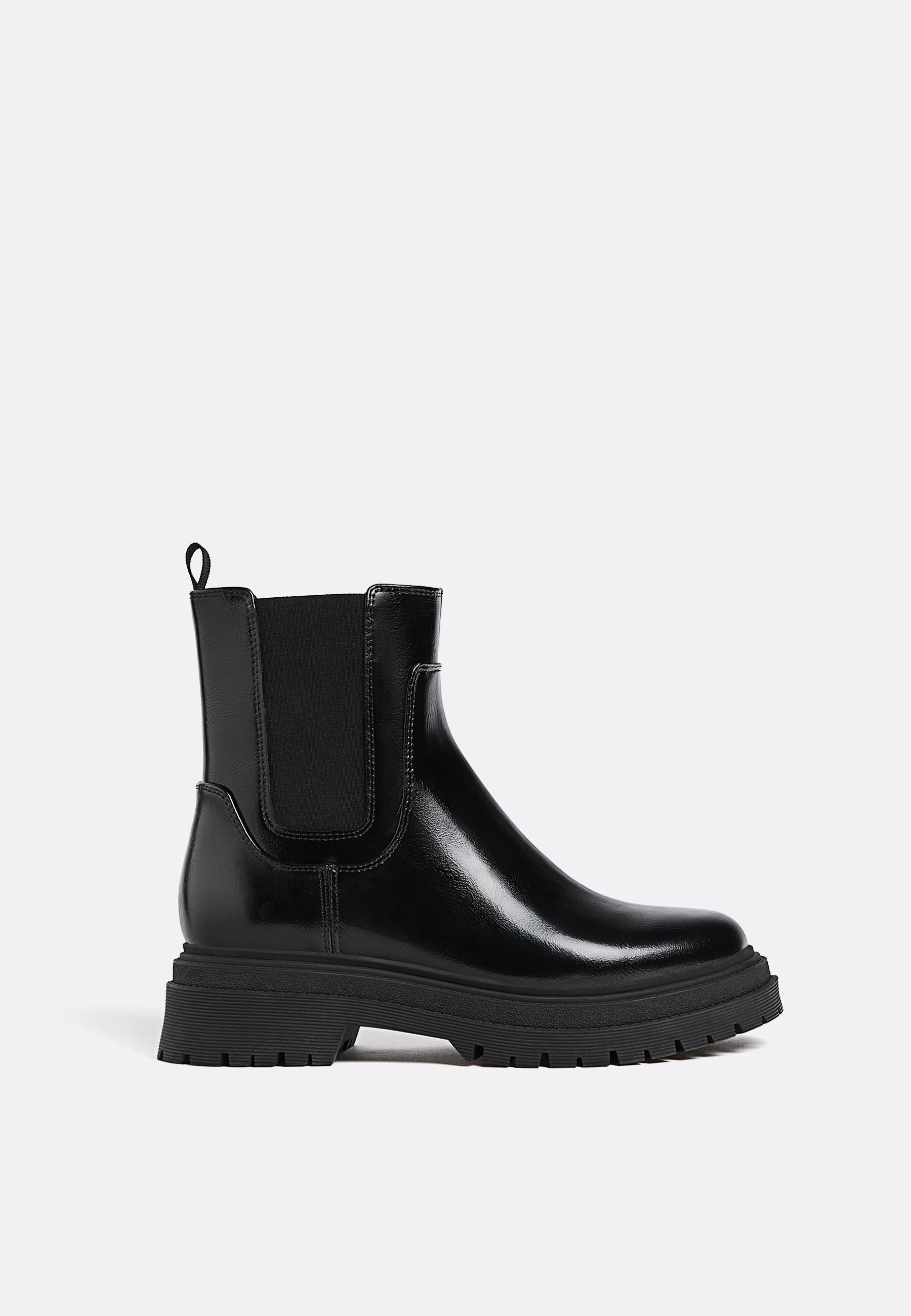 Flat Chelsea boots | Stradivarius (UK)