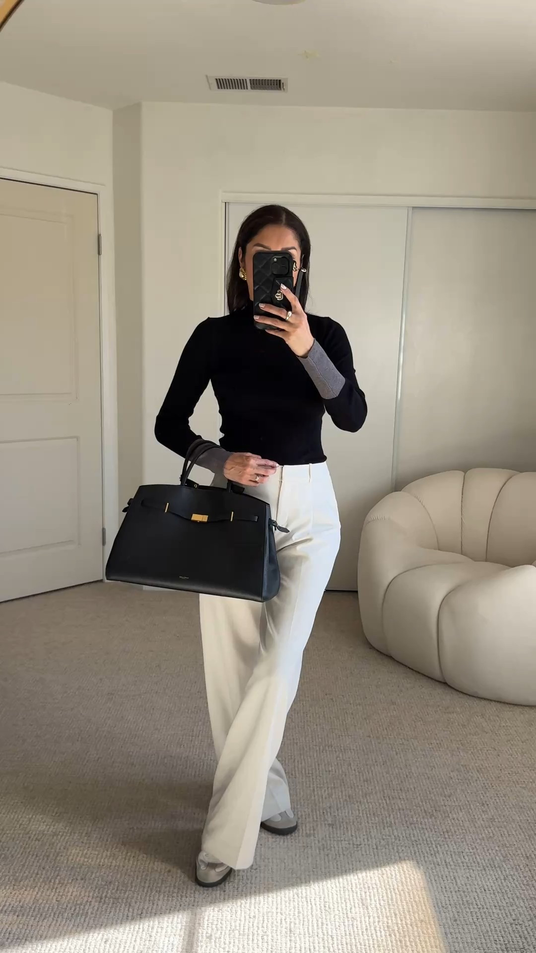 How to wear white trousers.
Fall outfit idea