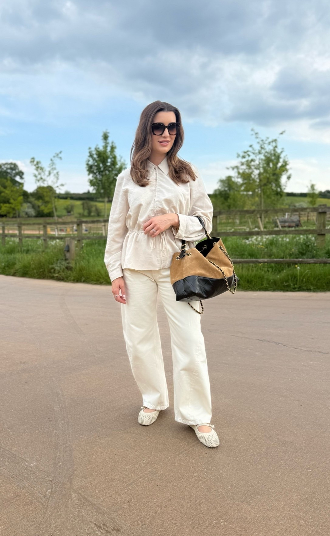 Cream on cream outfit is an easy summer formula. Add a pop of colour through a bag or accessories. 
Zara jeans 5762/040. 
I’ve tagged some H&M barrel jeans that are very similar.

#LTKuk #LTKspring #LTKjeans