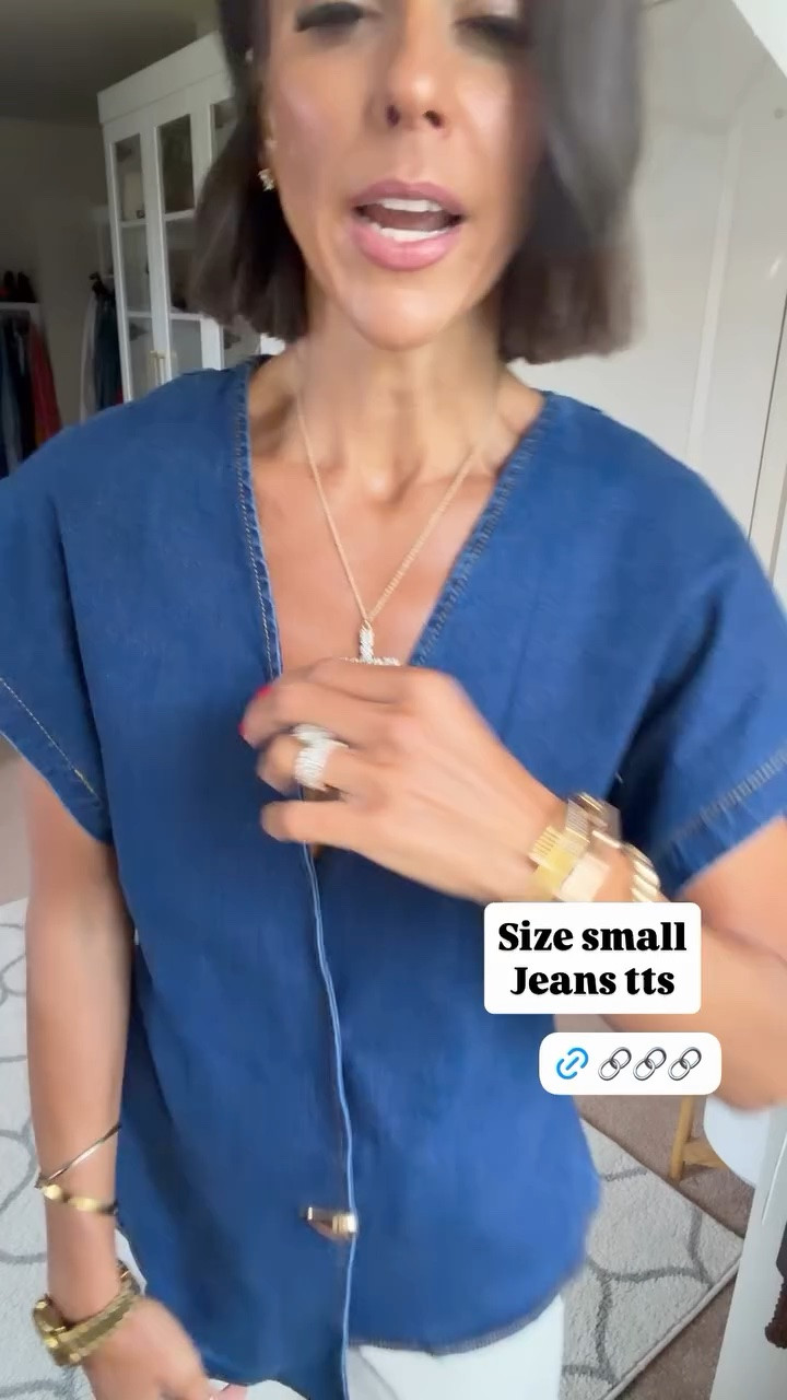 Size small in top Levi jeans tts

#LTKdayinmylife #LTKgrwm #LTKmomlife