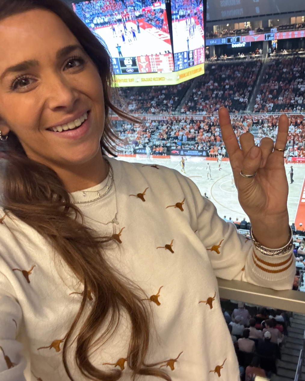I ⁠love this $169 @runwayathleticsatx Longhorn sweater so much! 🧡 light weight, classic & appropriate to work or fun!! 🤘🏽