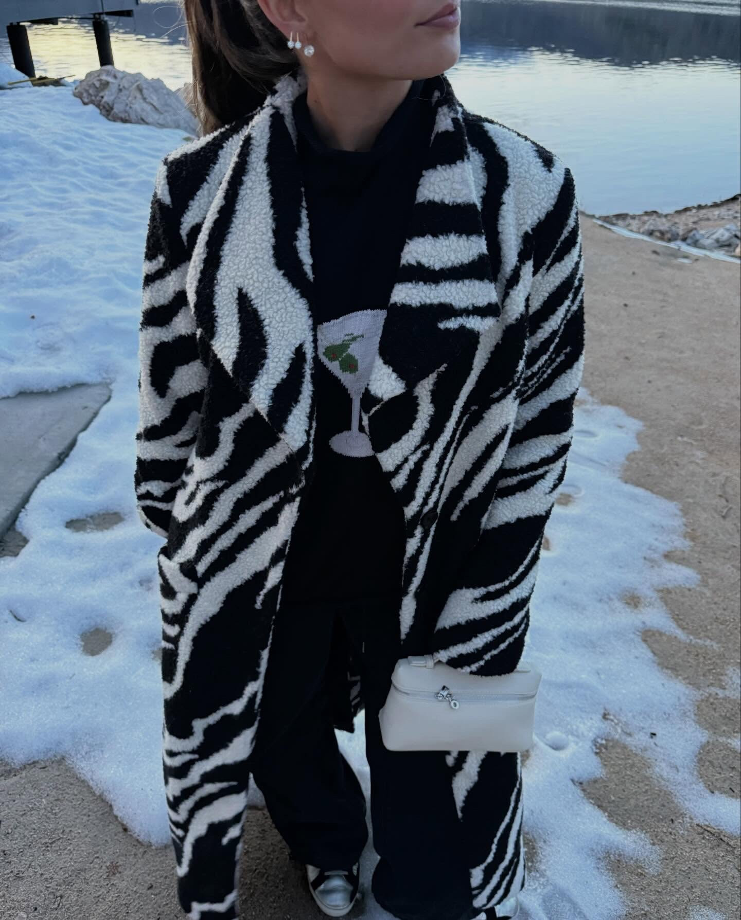 Martinis in the Mountains 🦓🦓🦓🦓🦓🍸🍸🍸🍸🍸

#winterstyle #chicstyle #zebraprint #outfitinspo #apresski