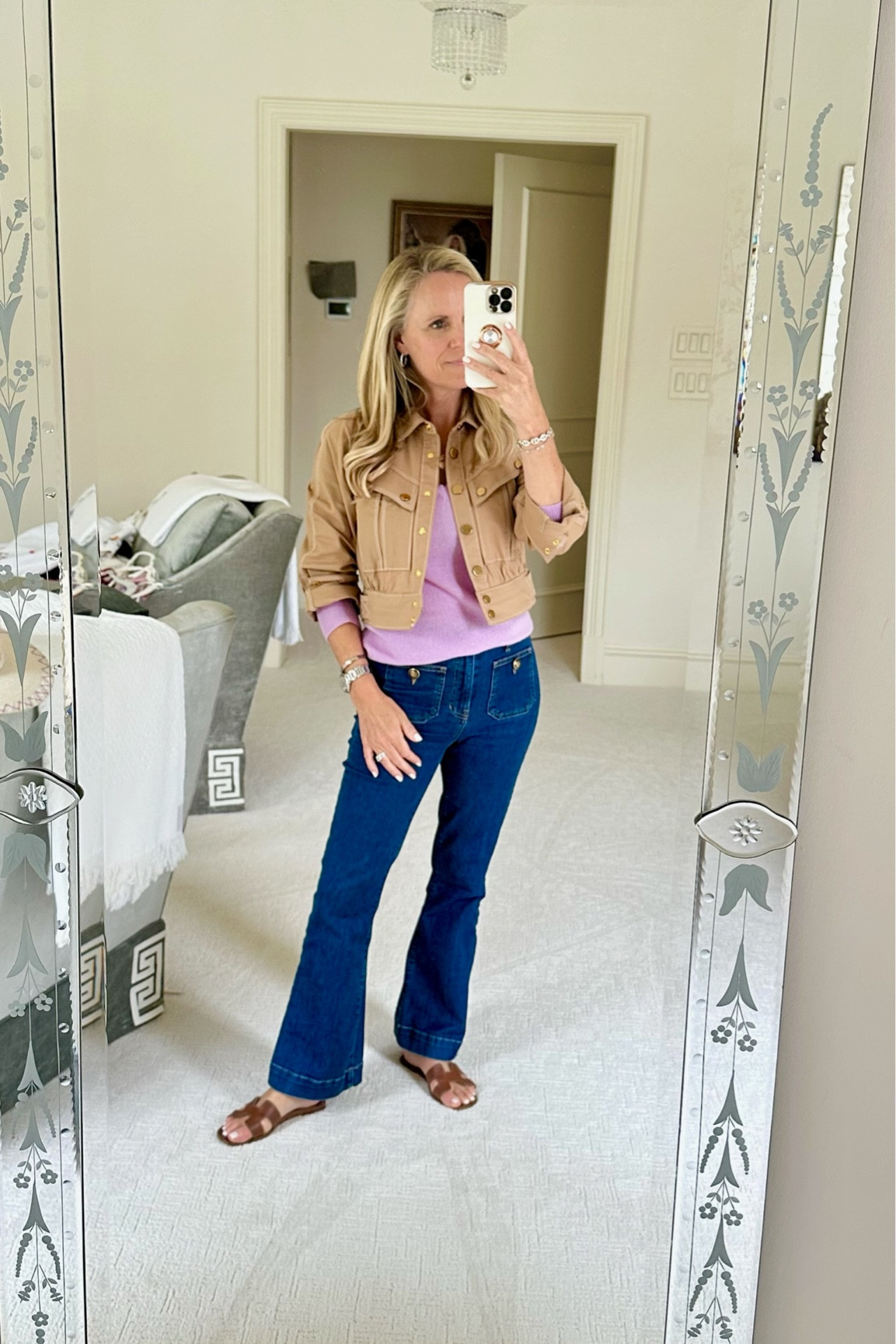 Dark wash kick-flare jeans, neutral beige versatile safari jacket, brown leather sandals 