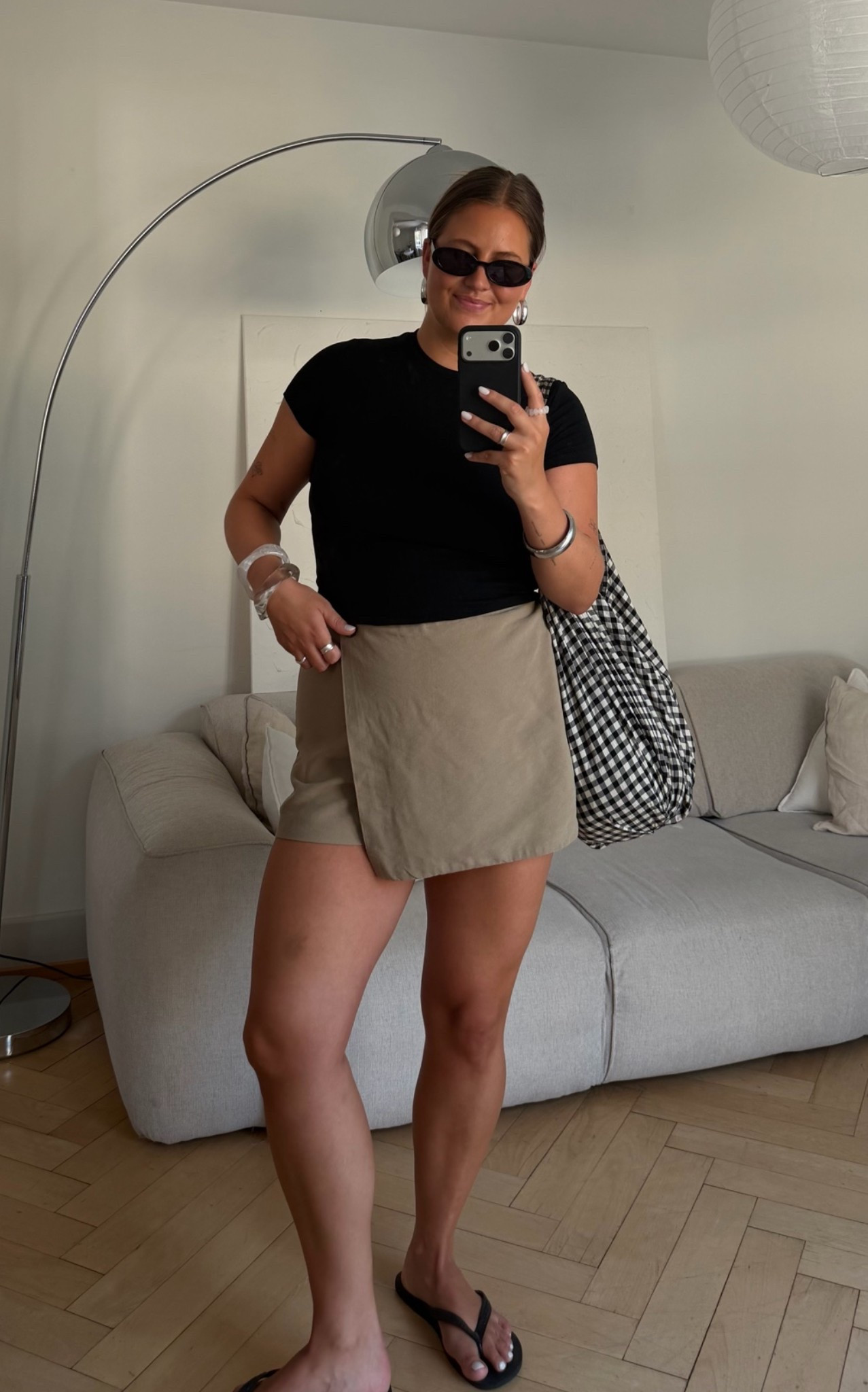 today‘s look: 

top: bershka
skort: h&m
shoes: havaianas
bag: arket
sunnies: yourturn

#LTKdayinmylife #LTKgrwm #LTKootd