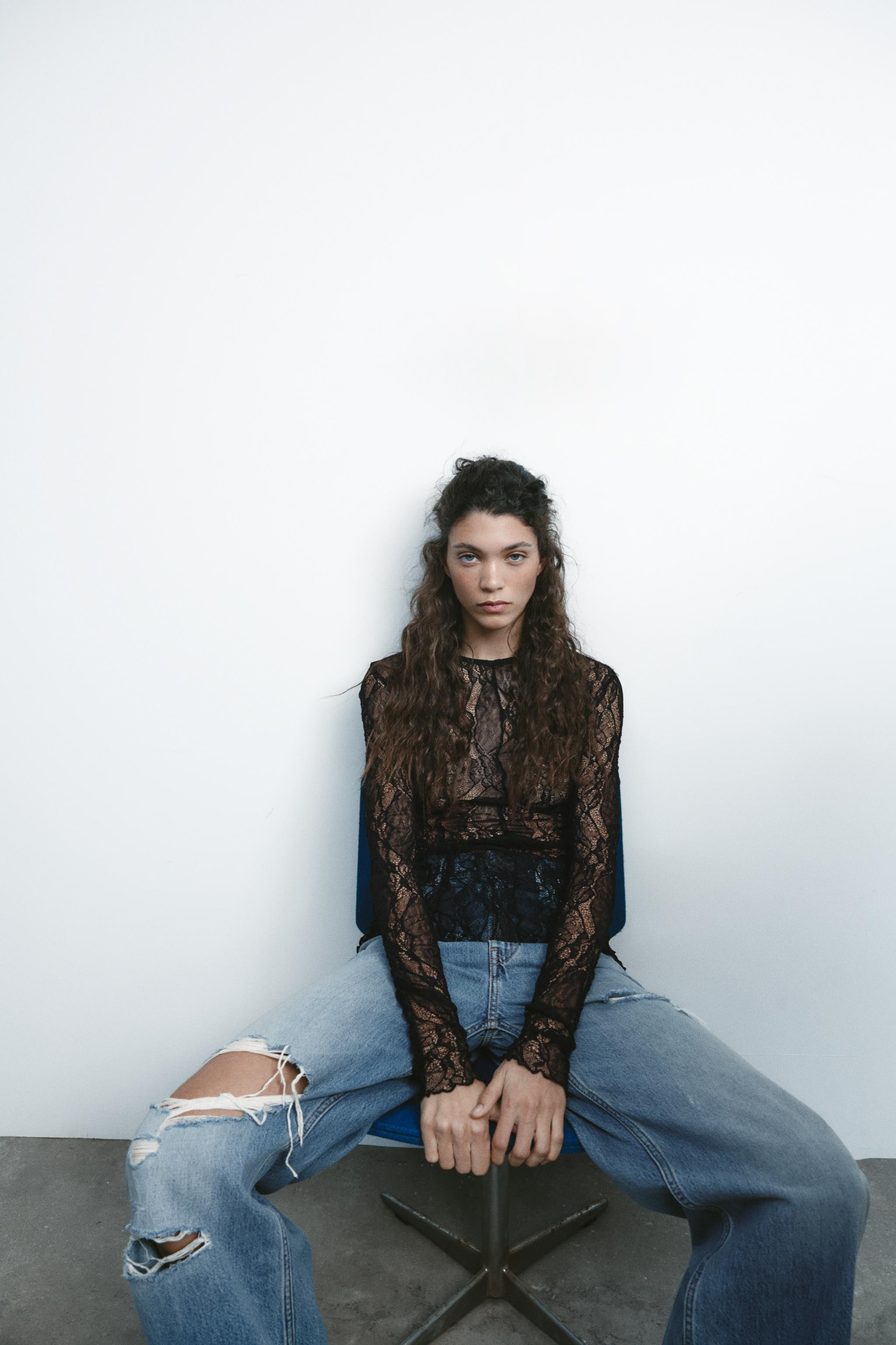 TRF MID-RISE BAGGY RIPPED JEANS | Zara US