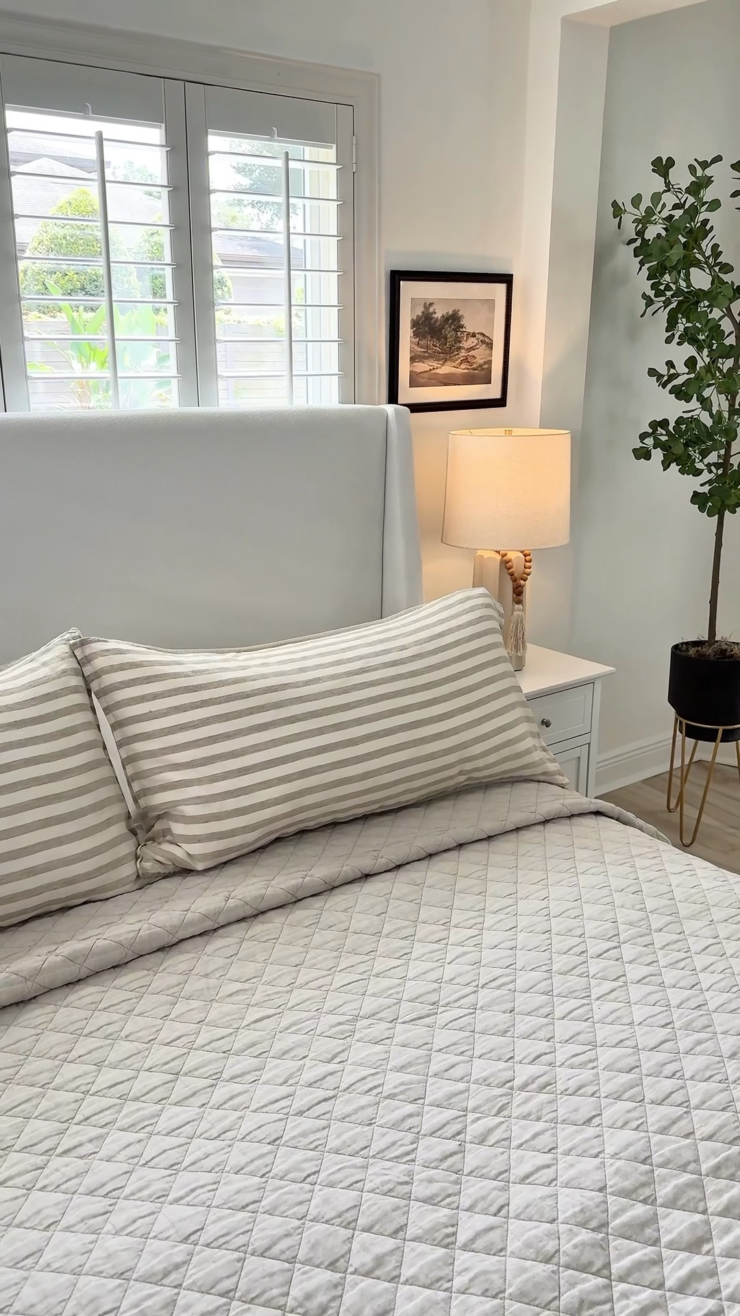 It’s the little things that make a difference 🛏️ and these striped linen pillow cases are chefs kiss 🤌🏼 

#bedroomrefresh #pillowcase #bedroomdecoration #neutralbedroom

#LTKSaleAlert #LTKHome #LTKOver40