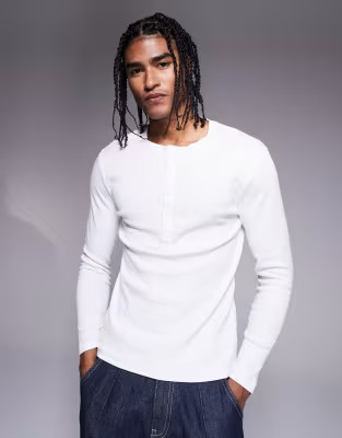 ASOS DESIGN – Geripptes, langärmliges Muskelshirt in Weiß mit Henley-Ausschnitt | ASOS | ASOS (Global)
