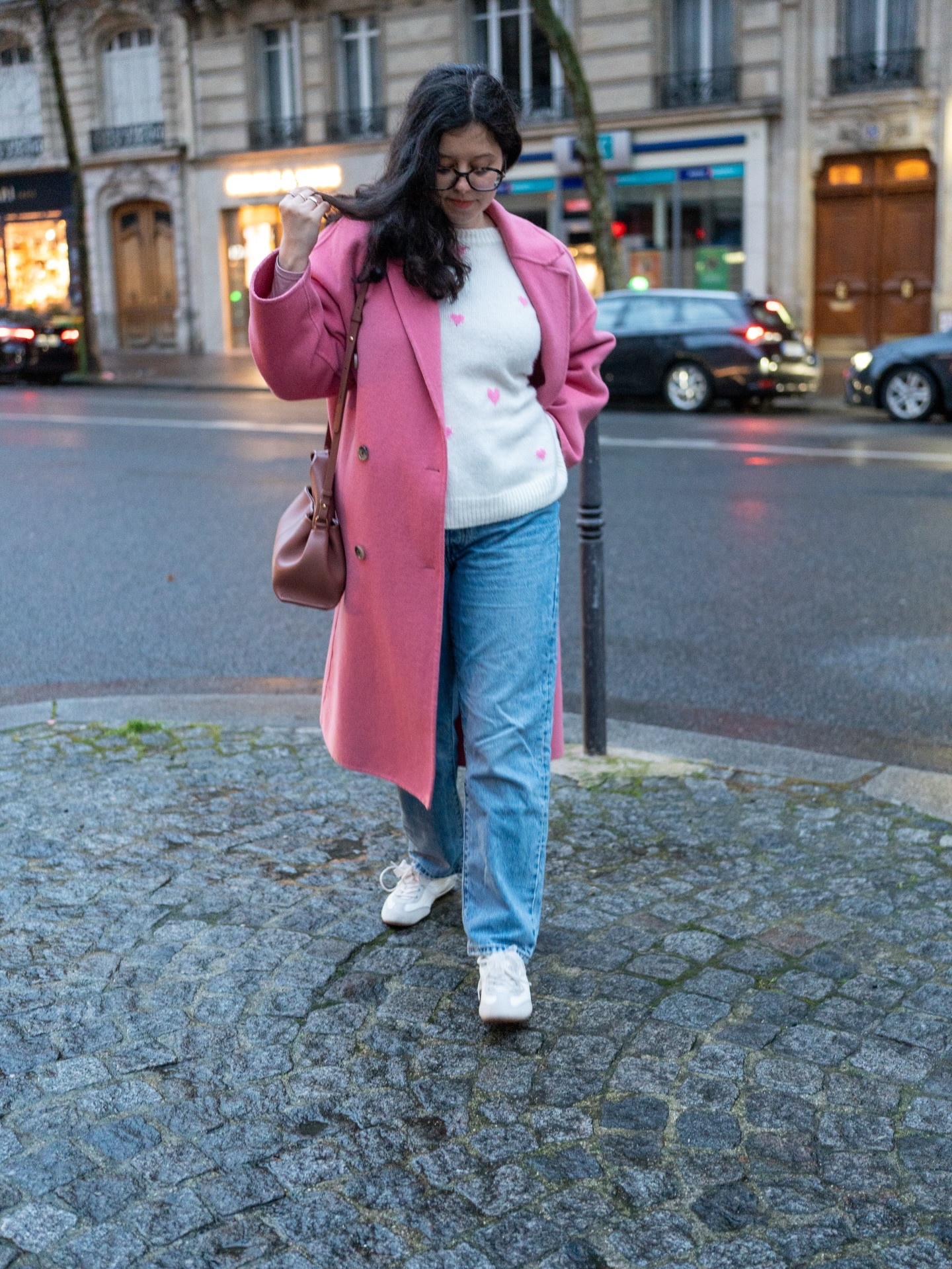 Est-ce qu’il est trop tôt pour ressortir le motif cœur ?

On l’associe souvent uniquement à la Saint-Valentin, alors qu’en réalité, il peut créer des looks mignons, ludiques et stylés toute l’année.
Tout est une question de dosage et d’association.
Oui, ça peut faire un peu cul-cul.
Mais parfois… c’est justement ce qu’on aime 💘

👉 Tu oserais le porter hors Saint-Valentin ou pas ?

*ce post contient un produit reçu gratuitement

#LTKstyletip #LTKdatenight #LTKFashionMonth