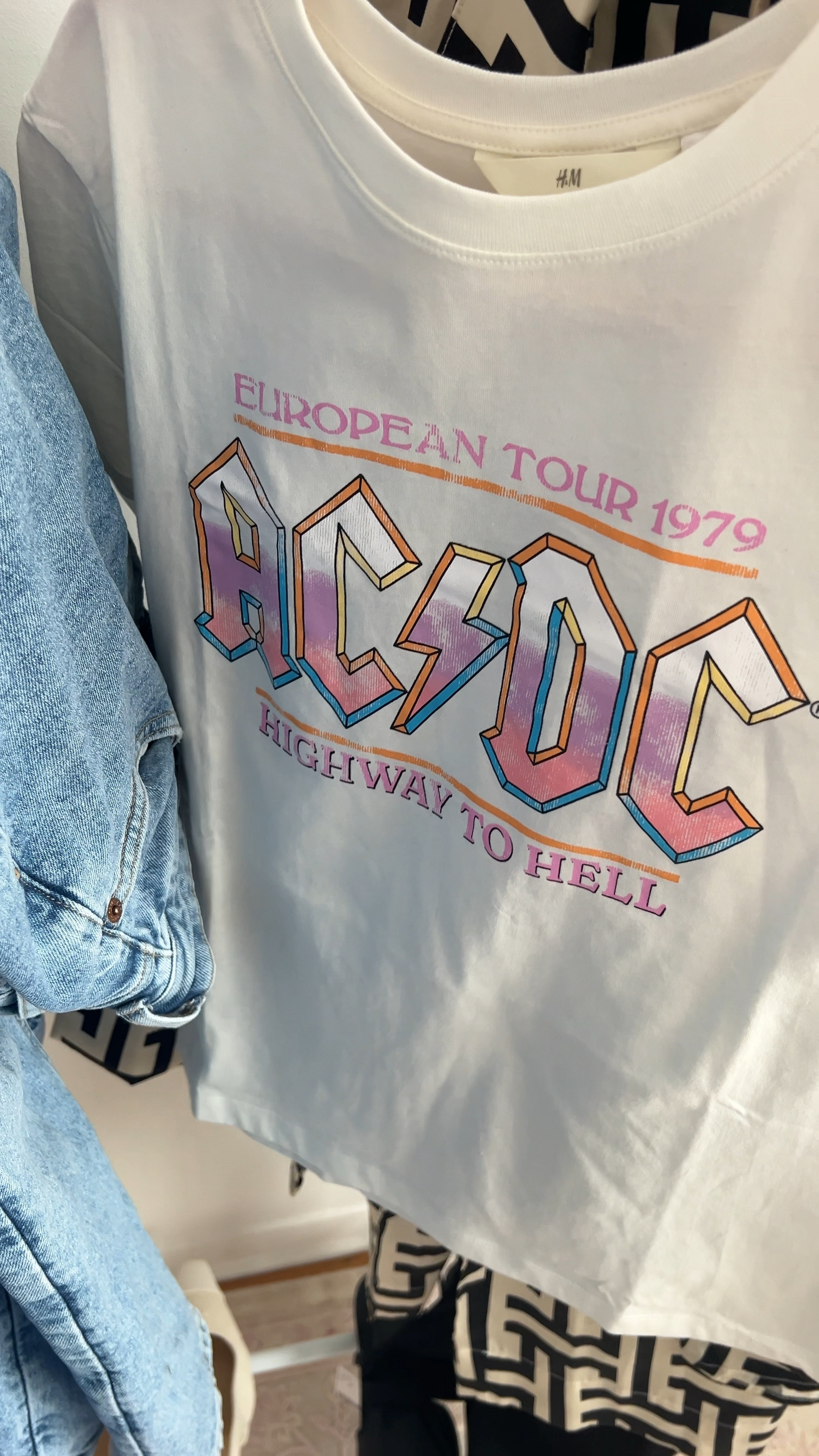 H&M jeans & tshirt 


#LTKSeasonal #LTKfindsunder50 #LTKstyletip