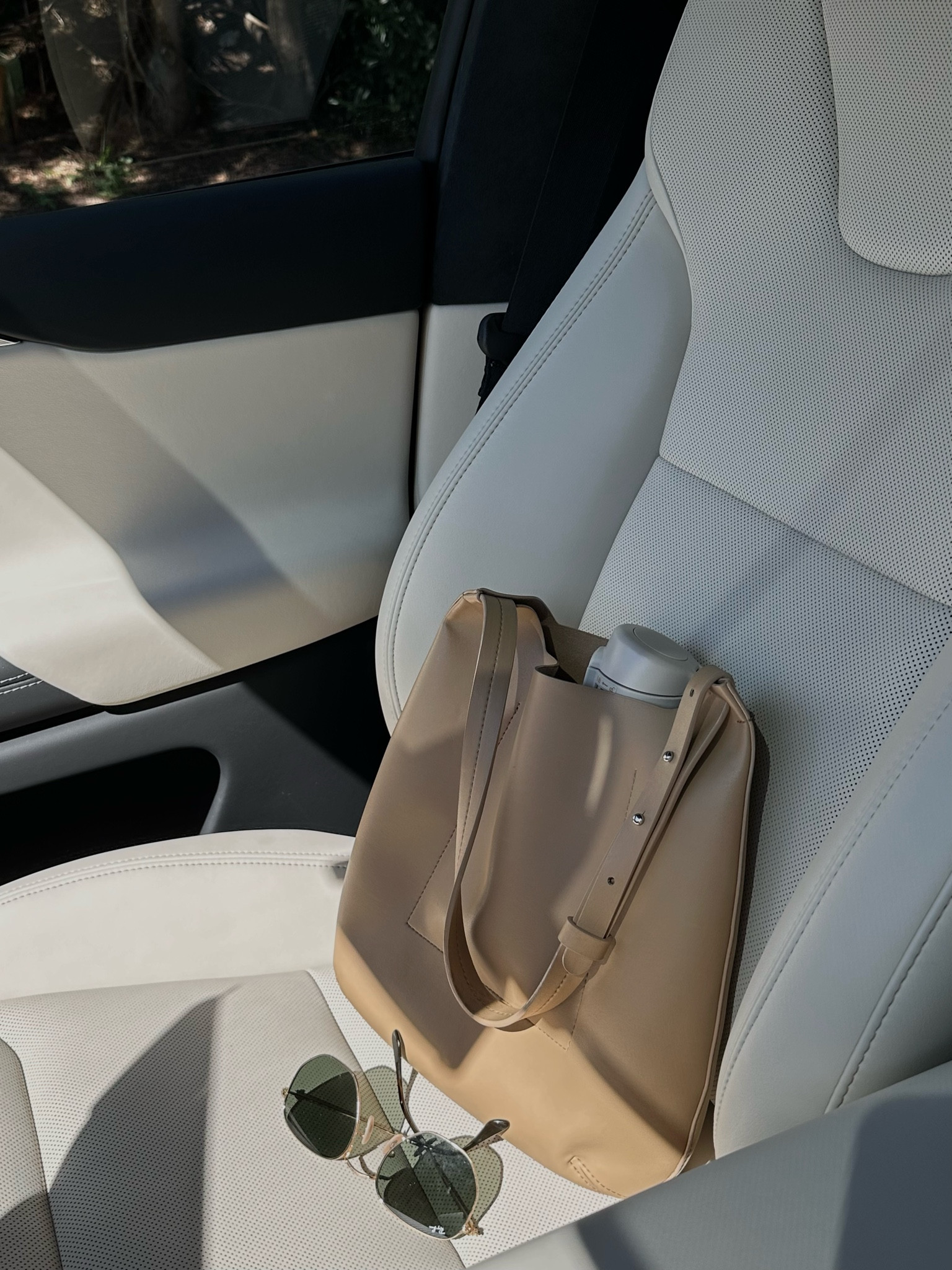 Really love my Everlane Cactus tote. Found some preloved ones at good price and in great conditions 