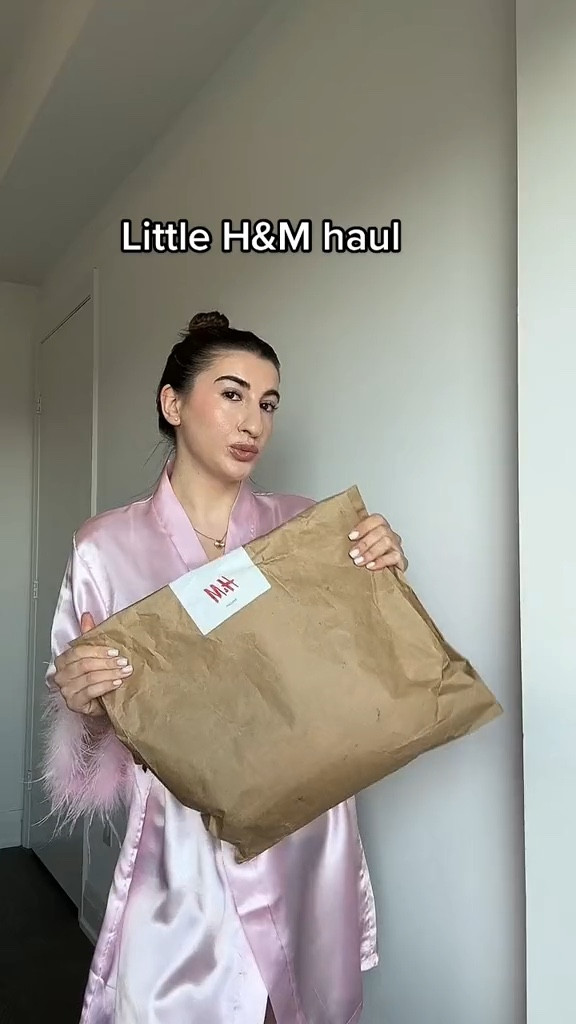 Light pink t-shirt.Spring fashion 2023.Summer outfits.Beach dress. Beach outfit.Cotton t-shirt.Pink t-shirt.Casual spring outfits. Casual summer outfits. 

#LTKSeasonal #LTKunder100