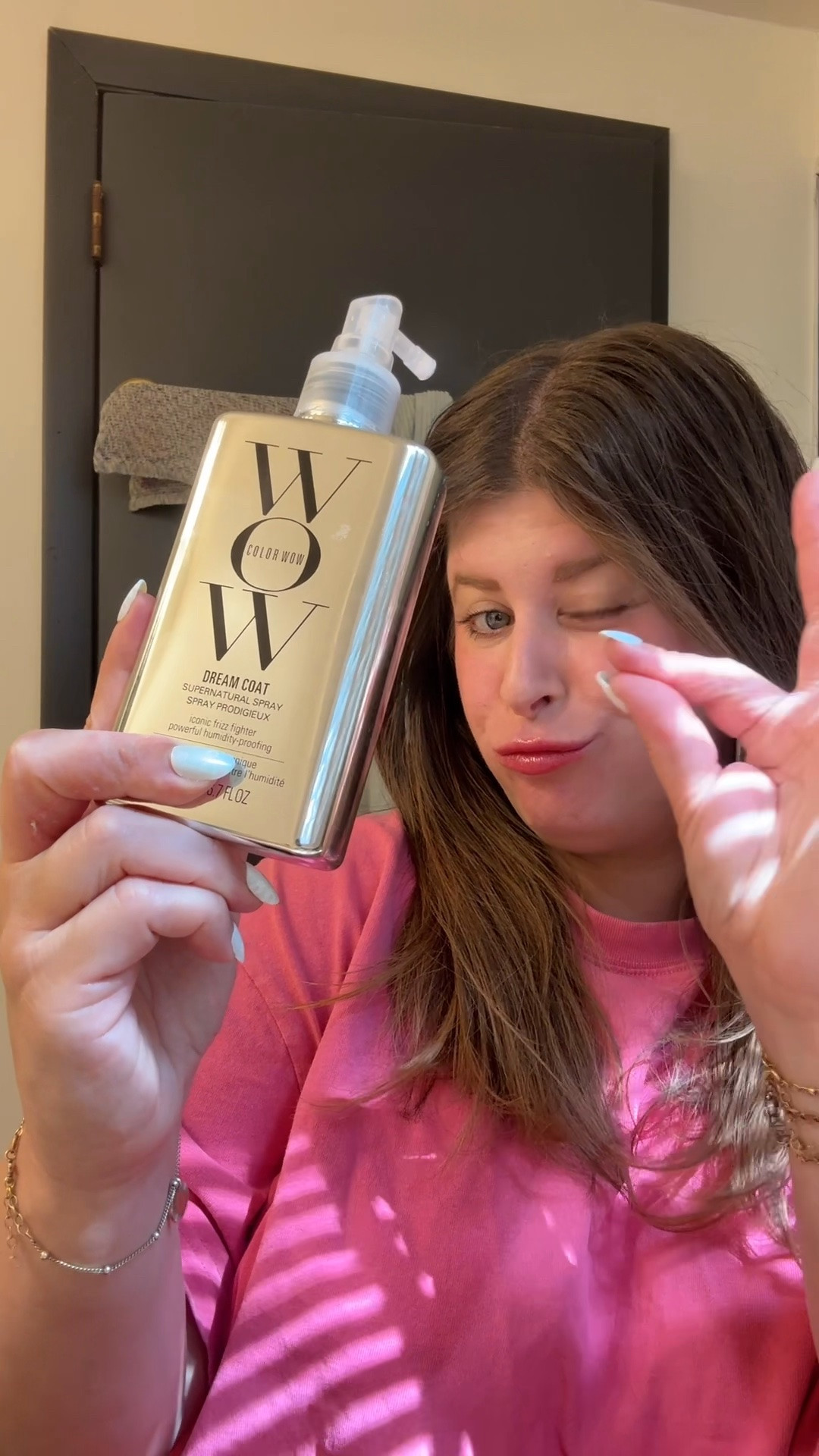This anti frizz spray makes my hair so shiny & smooth!

#hair #haircare #hairstyle #hairproducts #antifrizz