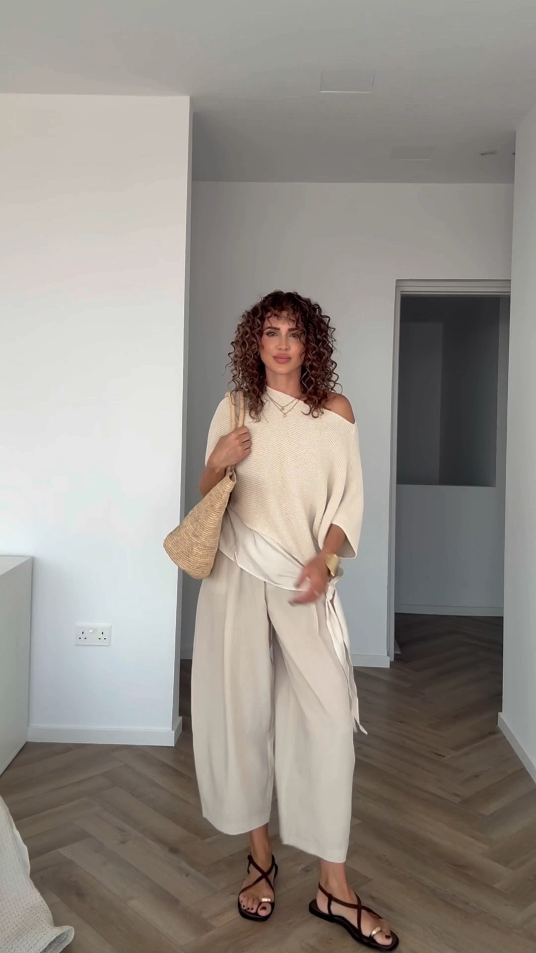 ZARA Outfit simple but chic 🤎
Das ist übrigens die Hose, die ihr an mir schon in mehreren Farben gesehen habt. 🤭 Ich liebe einfach den Fit. Wie gefällt euch der Look? ✨

#LTKeurope #LTKsummer #LTKstyletip