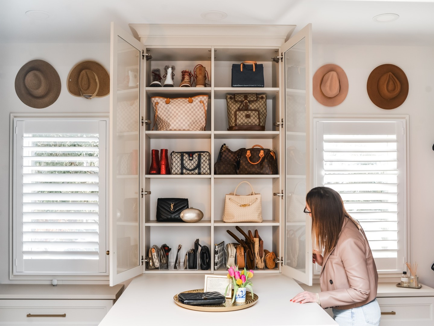 Fall is calling... and so is your seasonal wardrobe swap. 🍂 

Whether your sweaters are tucked away or your closet’s working overtime year-round, here are a few tips to ease into the new season:

1️⃣ Shift → Rotate your wardrobe with intention
2️⃣ Edit → Clear what no longer serves you
3️⃣ Donate → Drop your gently worn pieces at @thetoggeryresale (we’ll even help set you up with a consignment account!)
4️⃣ Access → What you wear most should be easiest to reach

Feeling overwhelmed? Deep breath. We’re here to help you make the shift seamless. Currently booking seasonal refresh sessions!

Closet Design: @calclosets_erin
The Luxe Edit: @the_styleriot + @thebaerminimalist