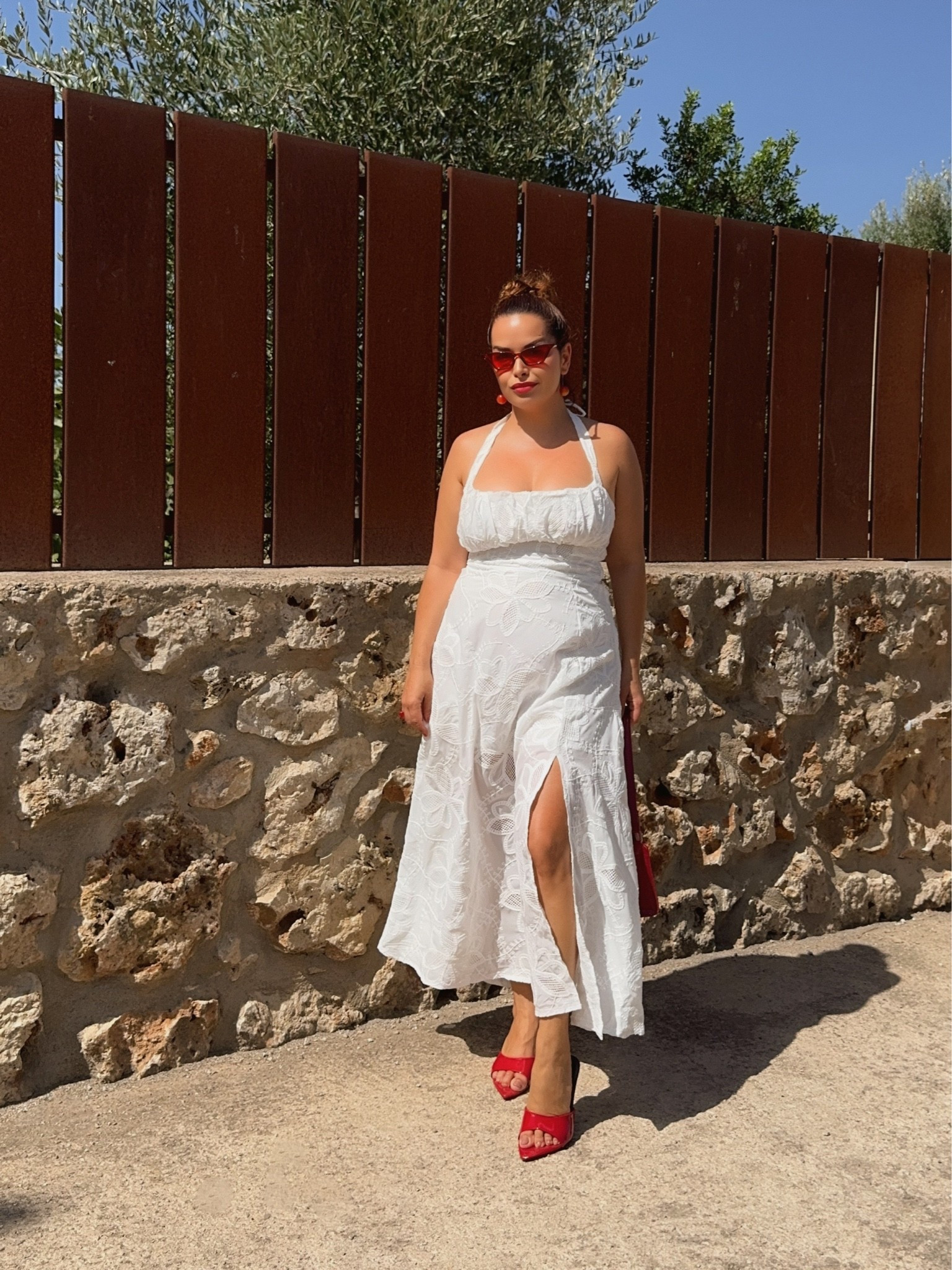 Vestido blanco tipo ibicenco y Mules de tacón medio / kitten heel, en charol rojo y con punta stiletto

#LTKespana #LTKsummer #LTKeurope