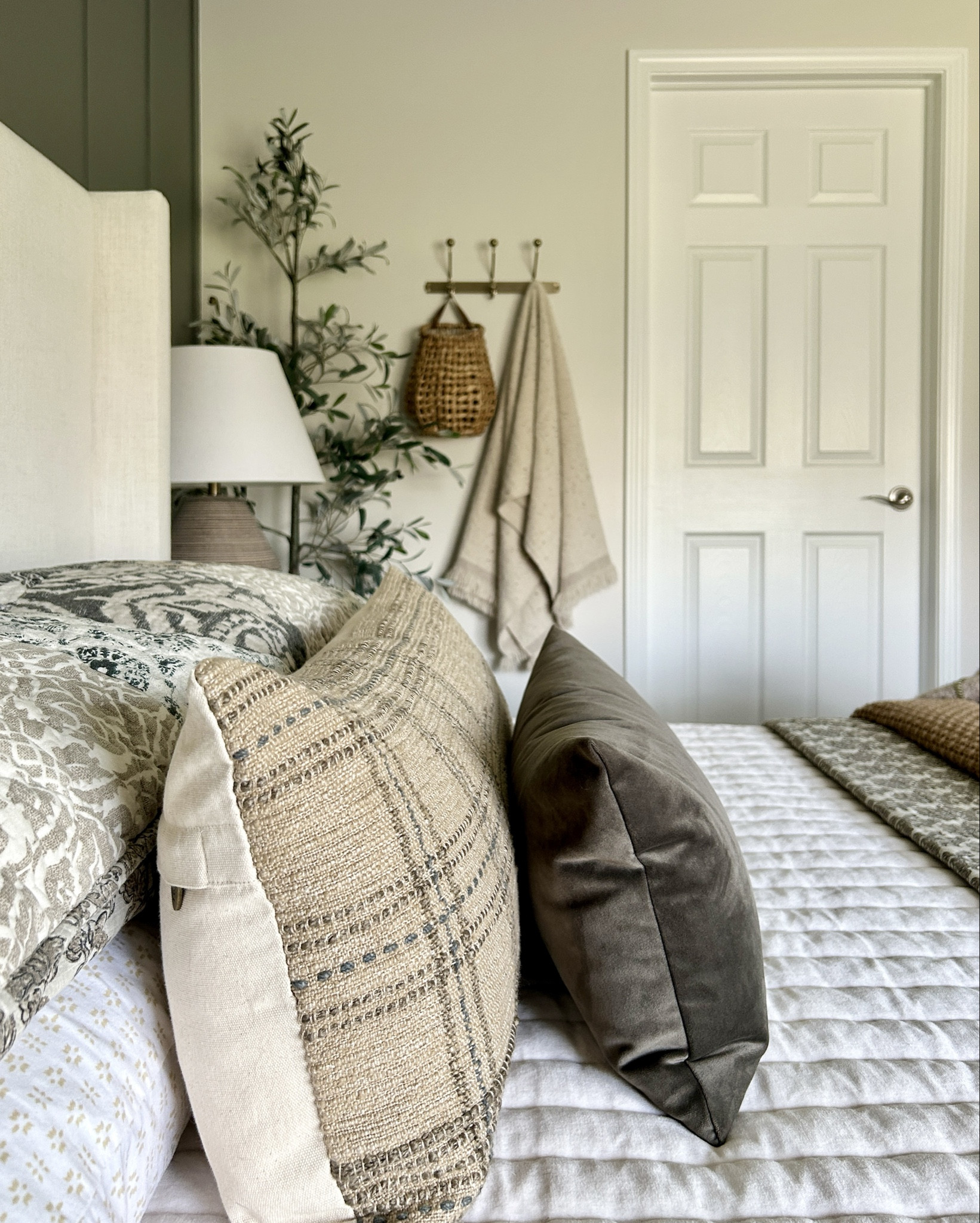 Finally figured out what to do with this wall next to the bathroom door. So happy with how it turned out! Also really loving my new bamboo blind from Neutral Curtains. It’s amazing how a few little changes elevate the room so much. 

Wall hooks
Wall basket 
Walmart decor
Hearth hand decor
Throw blanket
Wall storage 
Bed linens
Moody wall 
Moody bedroom wall
Target bedding
Lumbar pillows 
Olive tree


#LTKHome #LTKSeasonal