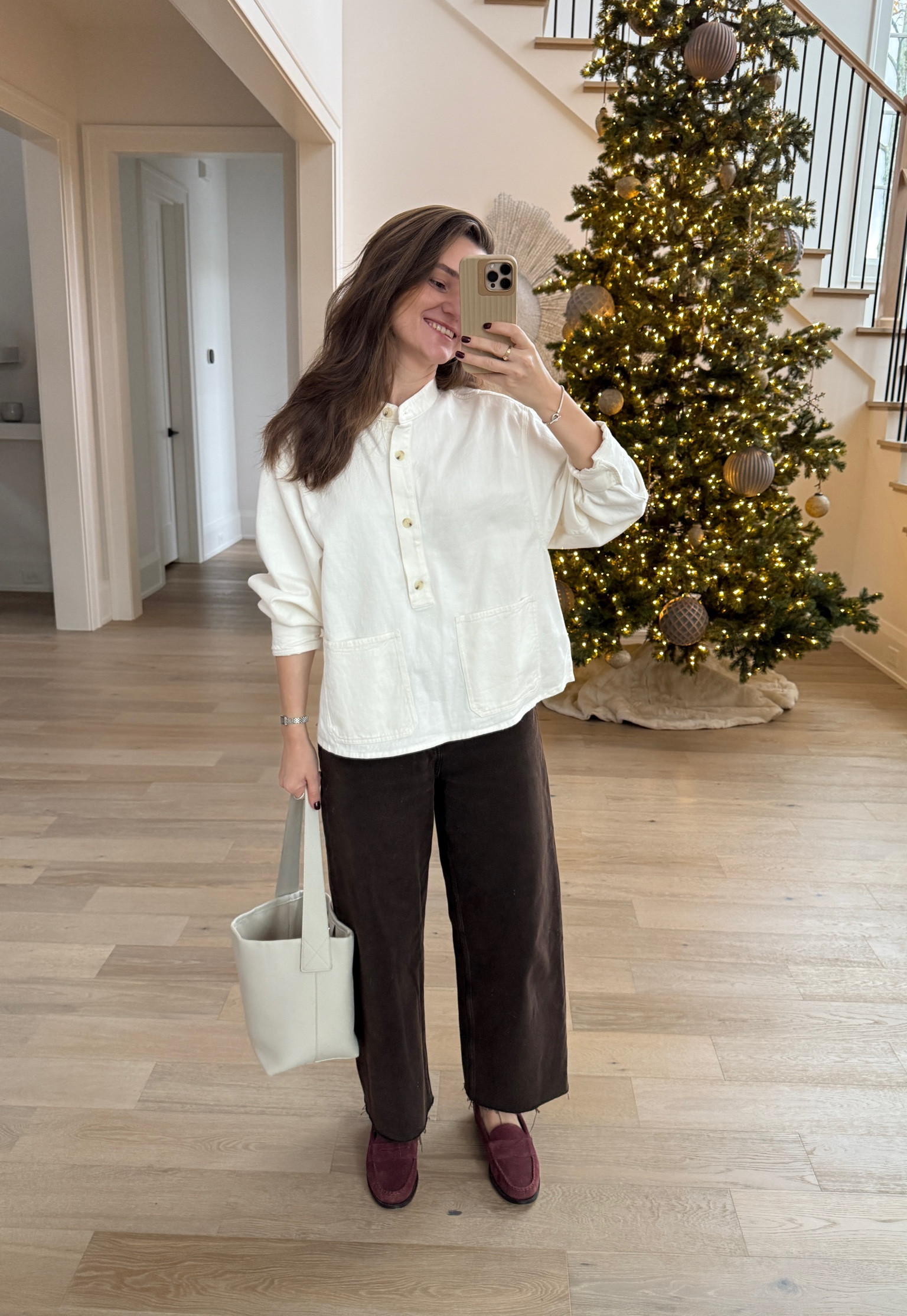 Cream & chocolate fall outfit

Brown jeans / cream denim top / burgundy loafers / off white tote bag 