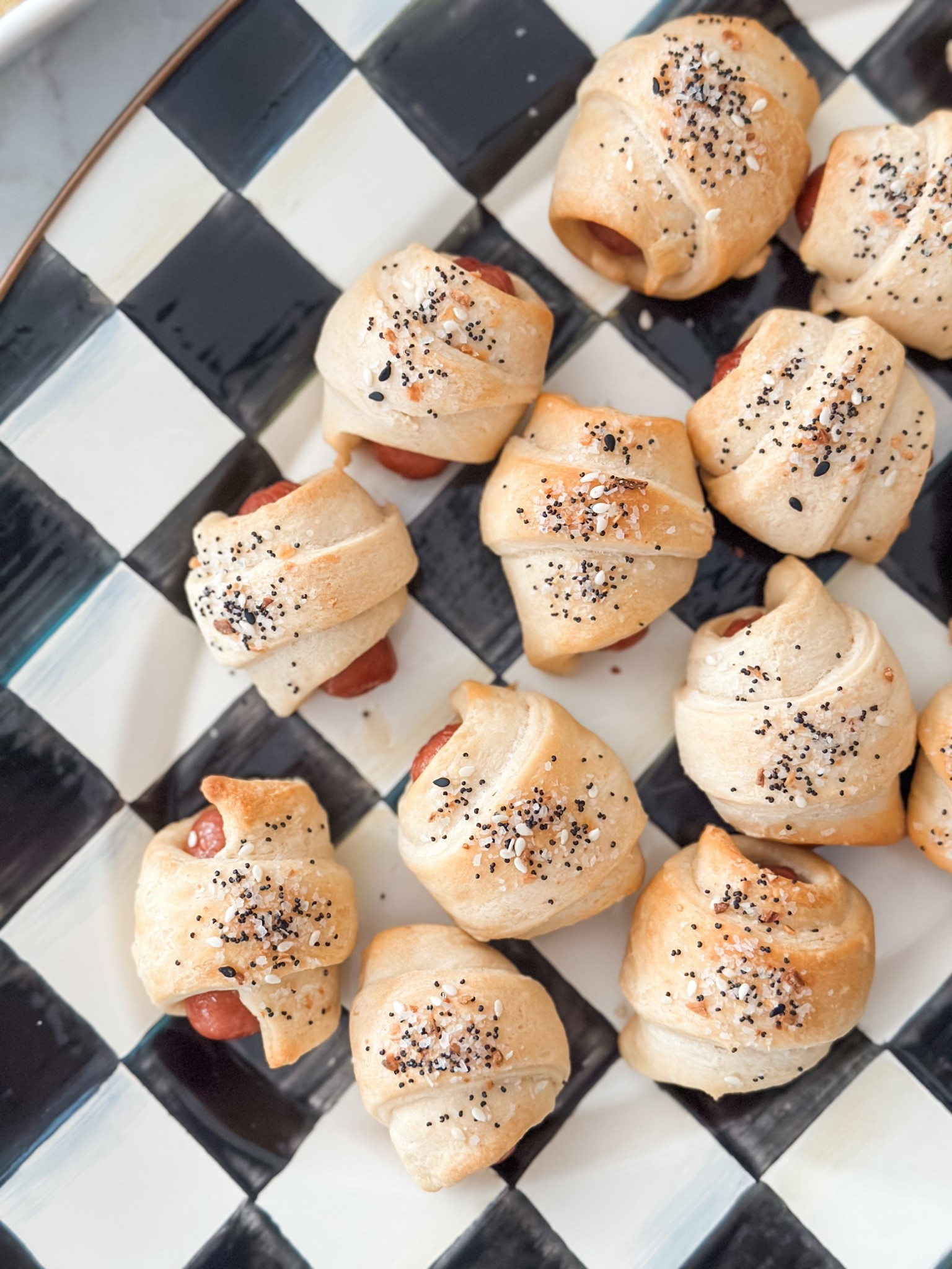 3 ingredients, 15 minutes, and gone in seconds…These mini crescent dogs are an easy appetizer to make for game day that will be sure to please! 🌭🏈

Recipe:
• 1 can crescent rolls
• 1 package cocktail sausages
• 2 tbsp melted butter
• Everything bagel seasoning

Unroll crescent rolls and cut each triangle in half. Place a cocktail sausage on the wide end and roll it up. Transfer to a baking sheet, brush with butter, sprinkle with seasoning, and bake at 350° for 15 minutes. That’s it!

Perfect for football watching, parties, or even a quick snack—don’t expect leftovers though!

#LTKHome #LTKSeasonal