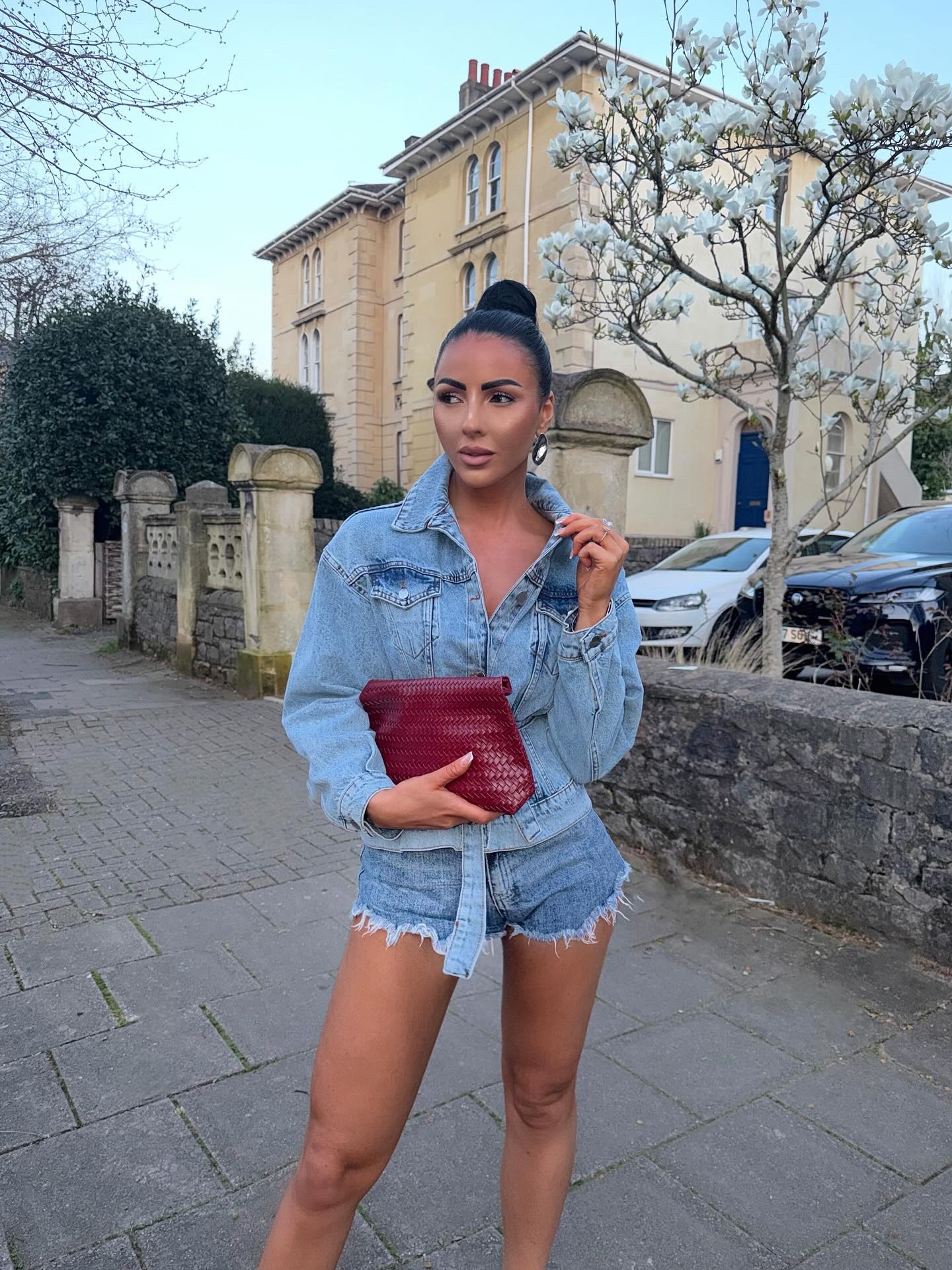 Denim on Denim with a touch of Burgundy 👖💋


Feel like spring just screams denim! And I’m here for it! 

Jacket in Size: S
Halara Jeans: S Regular 
