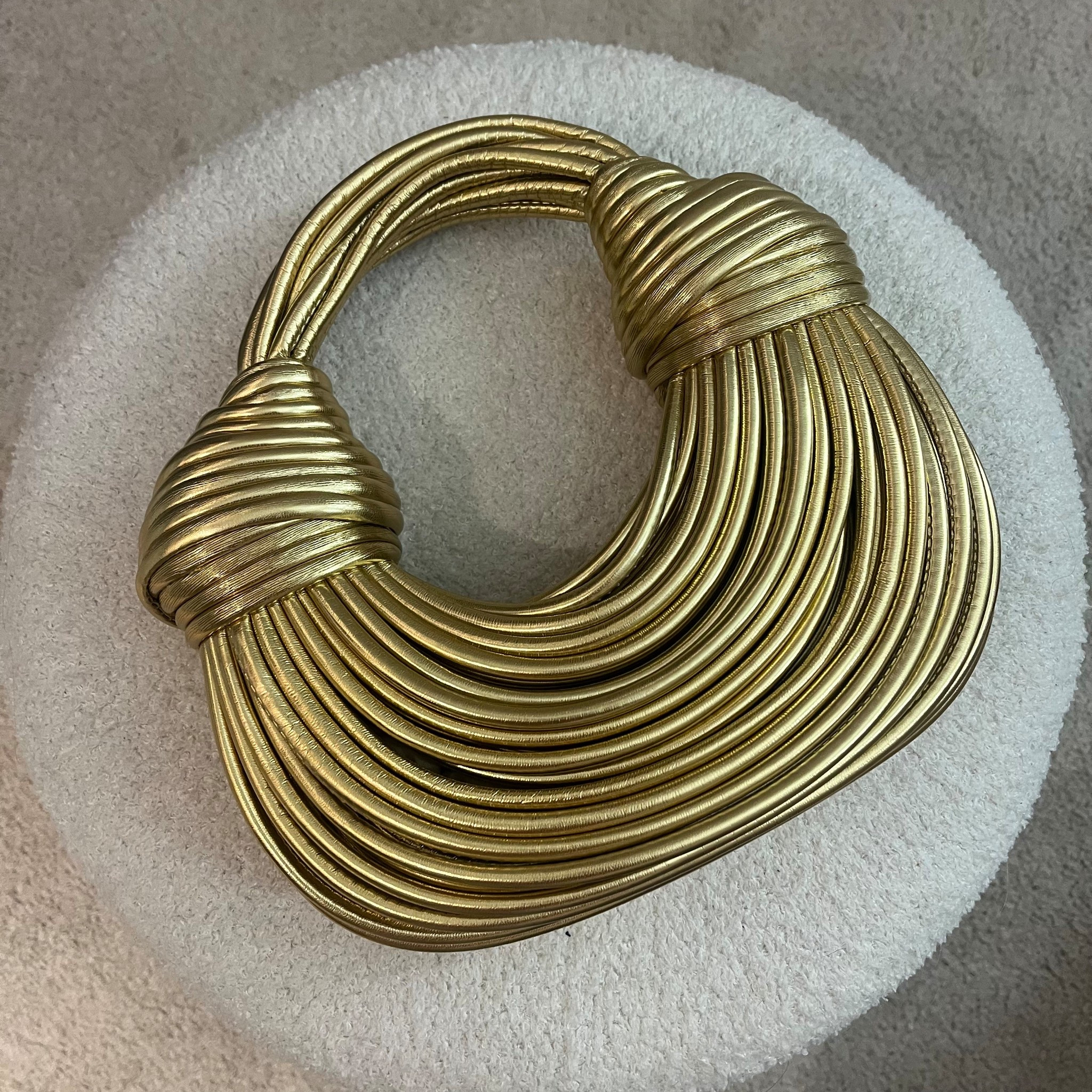 I LOVVVVEE this bag! It goes with so many fits! It’s such good quality! 

My bag is the Eleni Handbag from @fashionnova 

I will tag similar options too 

#goldknotbag #goldbag 