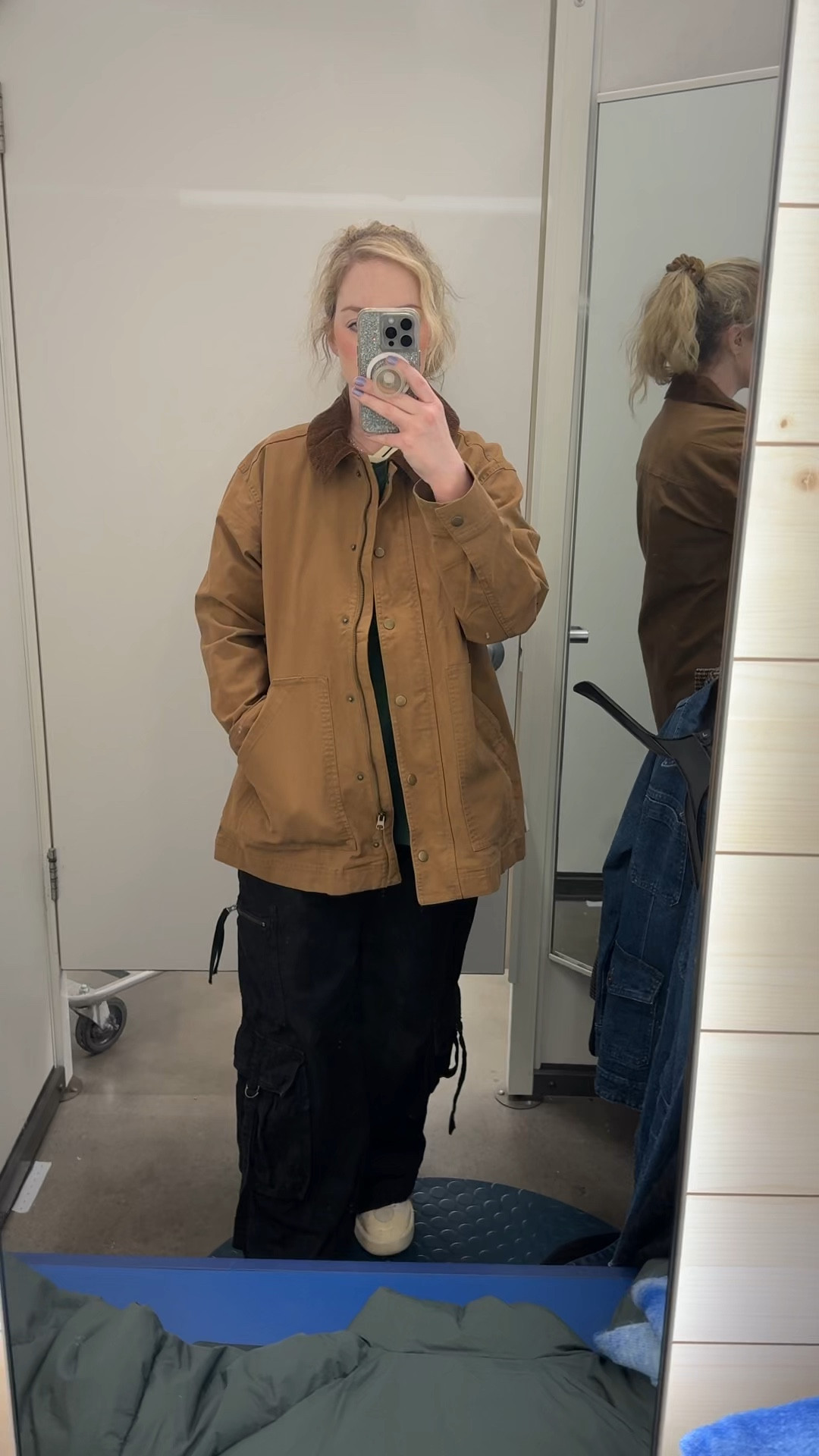 Love this utility jacket! I’m wearing a large here but could have gone for a medium. 🤎