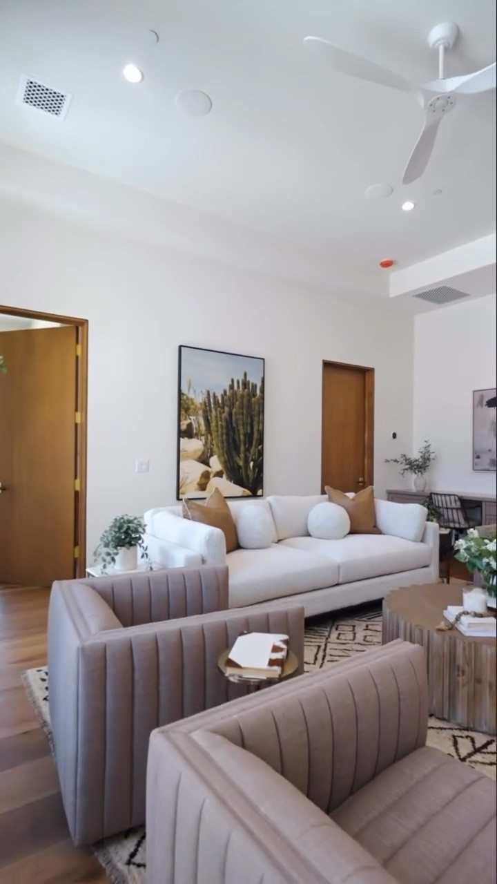 Go big or… scale it better? 😉 When it comes to art, size matters! There’s nothing sadder than a big, beautiful wall with a tiny piece of art floating in the middle. 🥲 Don’t be afraid to go bold with a large-scale piece! It brings balance and makes the entire space feel more grand, and more intentional.

#interiordesign #artmatters #largescaleart #designrules #styledspaces #wallartgoals #interiordetails #artinspo #designtips #homegoals #designtricks #artplacement #makeastatement #luxuryinteriors #homeideas #homedecor