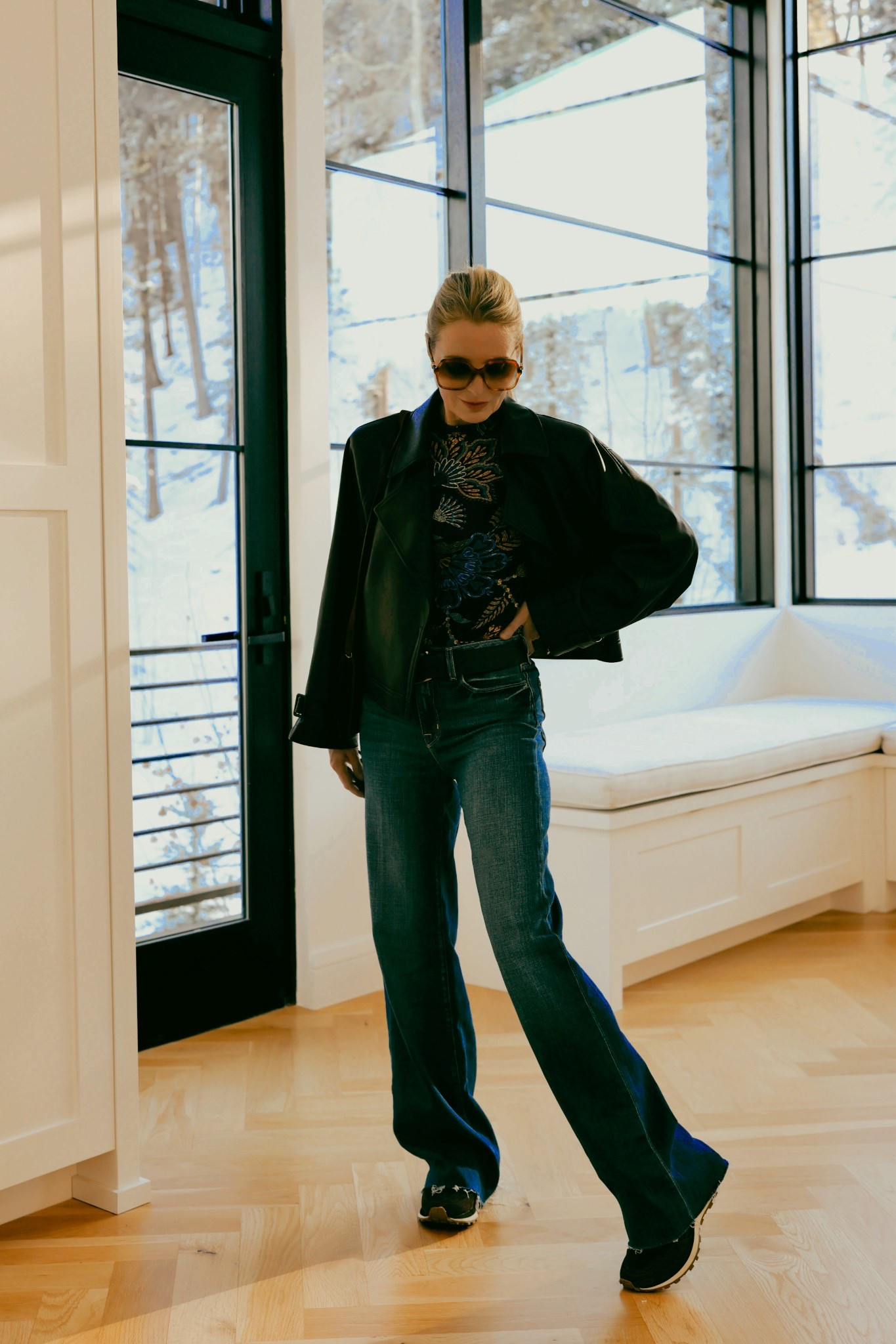 These jeans are soooo soft and comfortable, and the mid-rise feels very modern and a bit like a breath of fresh air compared to some higher-rise fits.

I can wear these for an entire day without feeling any discomfort, they pass the sit test, there’s no sagging in the knees or tush, and the fit/wash are super flattering.

These are on the longer side (34” inseam), but because they come with a raw hem, I just cut a few inches off mine. This makes them perfect for taller ladies and my fellow petite ladies (I’m 5’4”). 💫✨🙌🏼