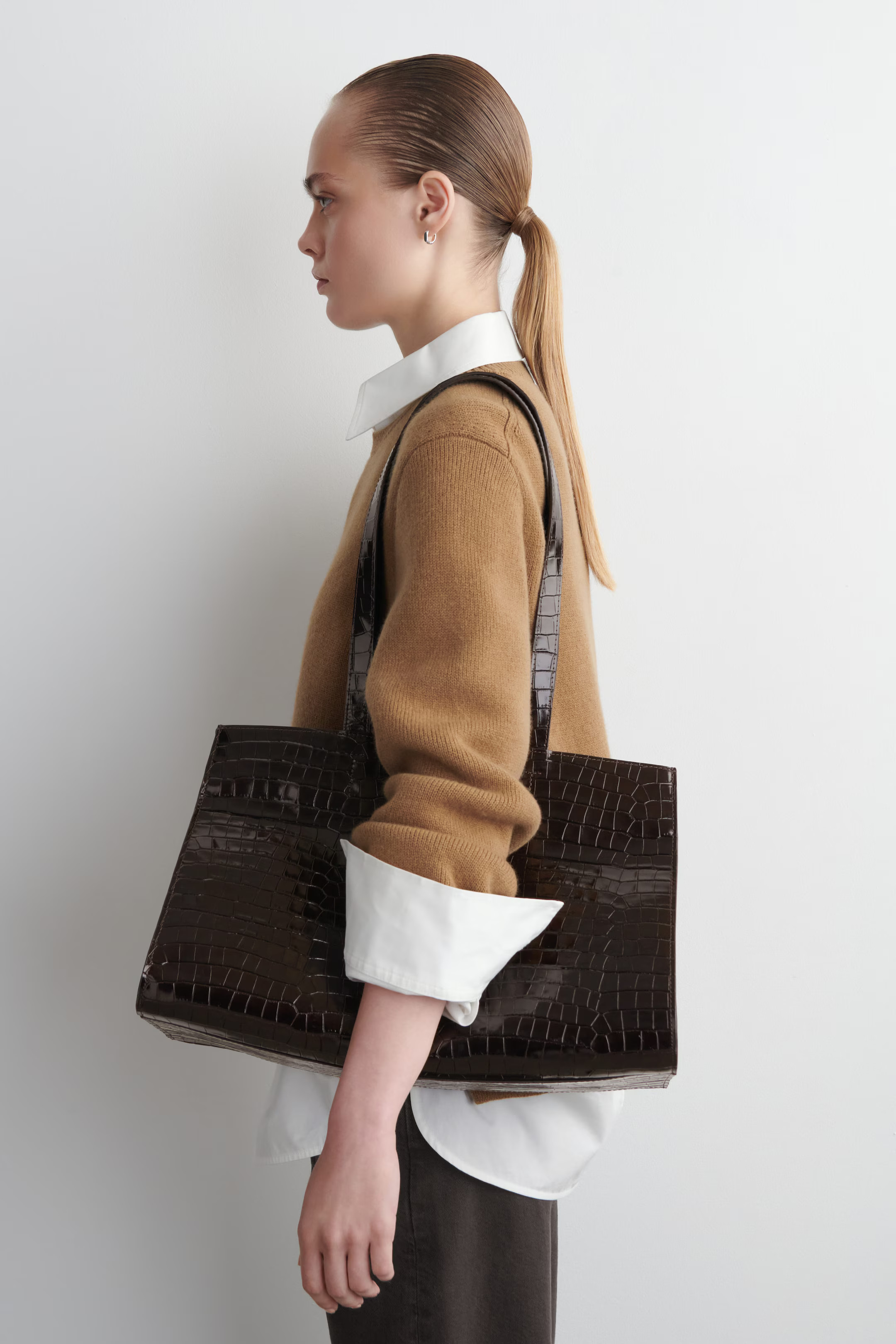 GALLERY TOTE BAG - CROC-EFFECT LEATHER - DARK BROWN | COS US | COS (US)
