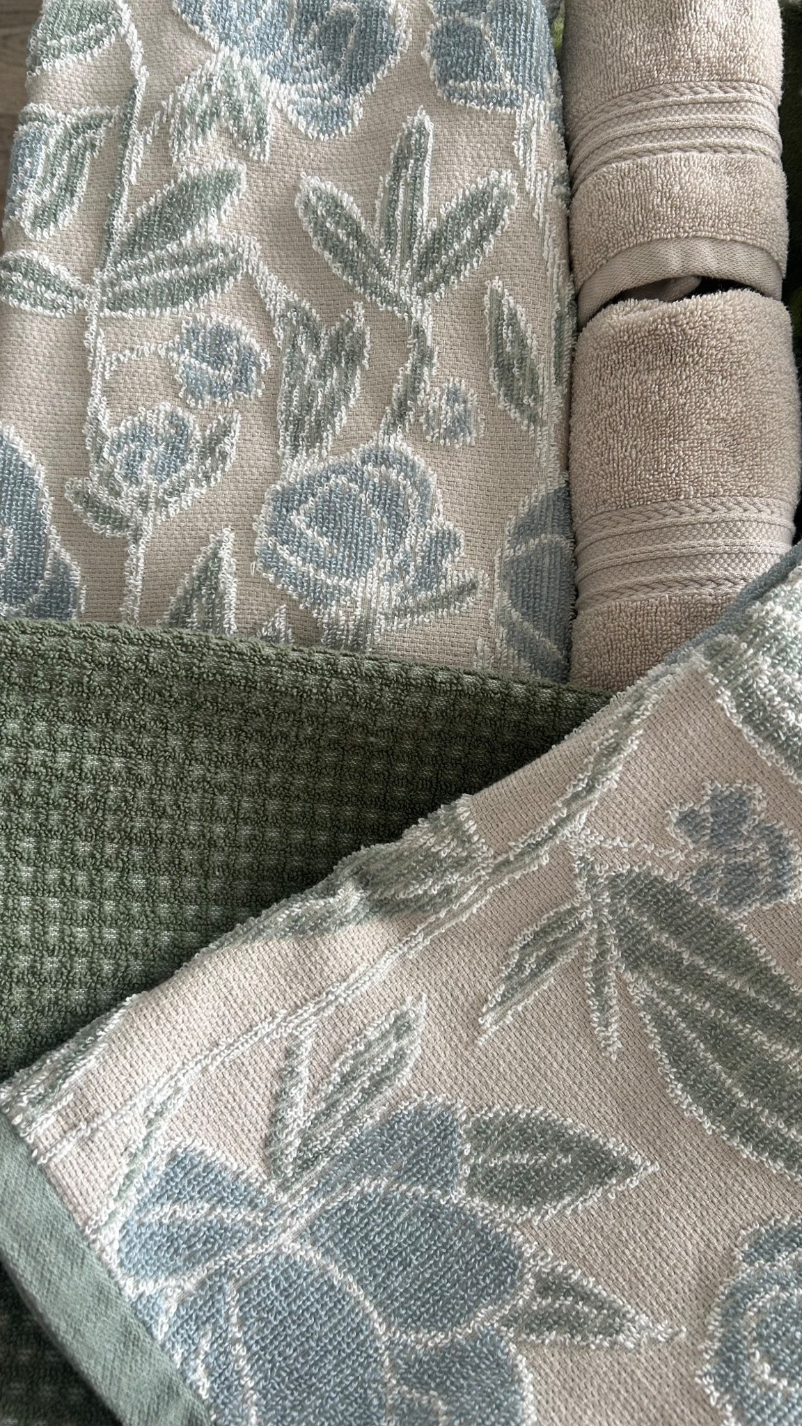 Bringing out the fresh linens for spring 🌿


Soft florals, pastel neutrals, and the prettiest minimal touch.

#handtowels #bathtowels #kitchentowels #bath #powderroom #bathroom #kitchen #spring #springdecor #florals #linens #homerefresh 

#LTKHome #LTKdayinmylife #LTKSeasonal